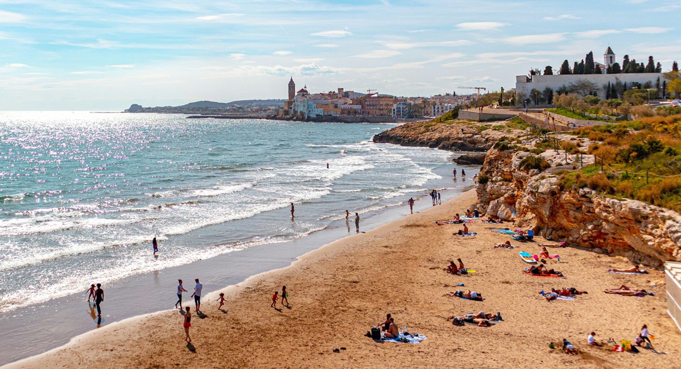 Een strand vol toeristen in Spanje.