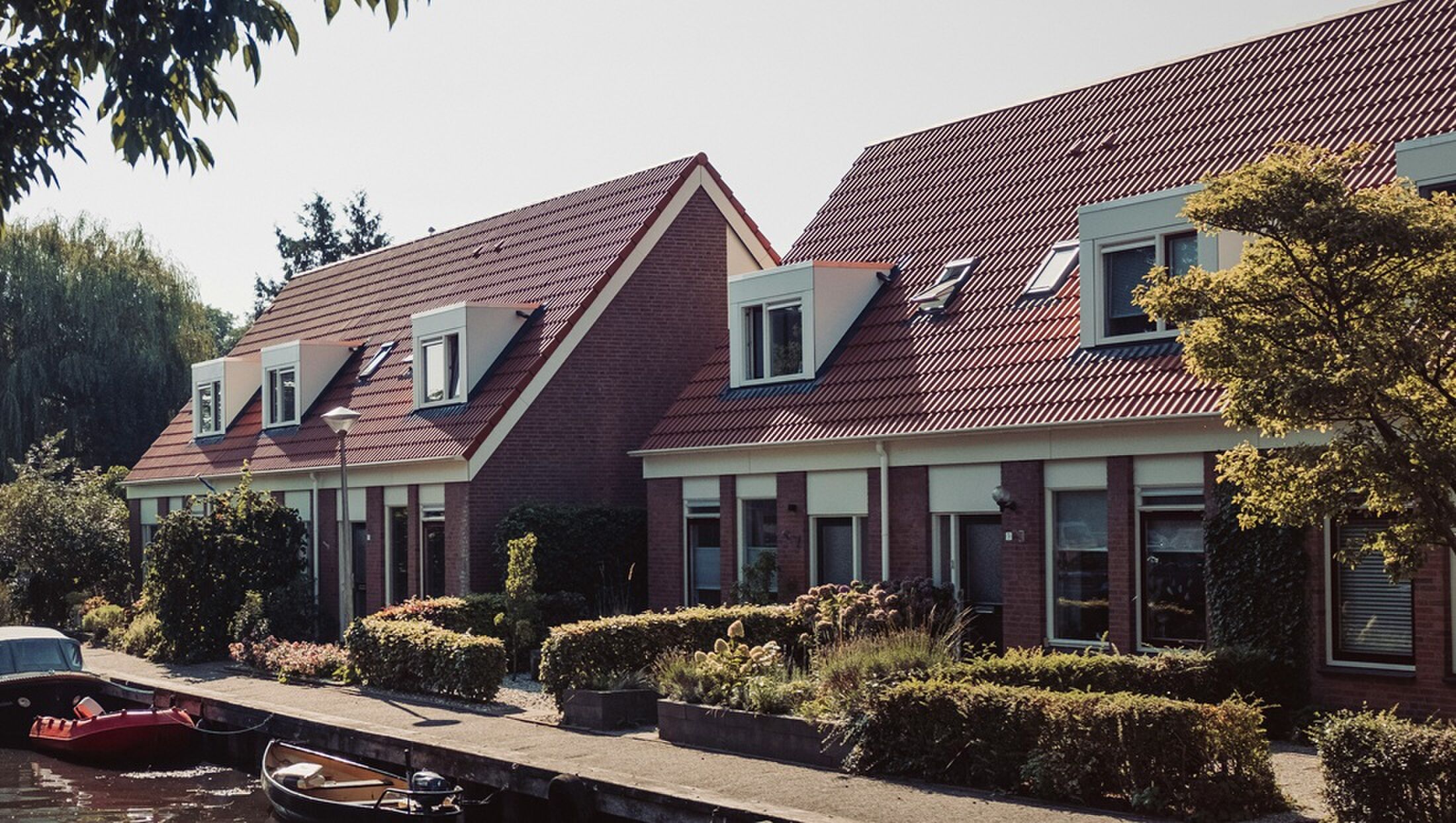 Een tweetal nieuwe woningen aan het water.