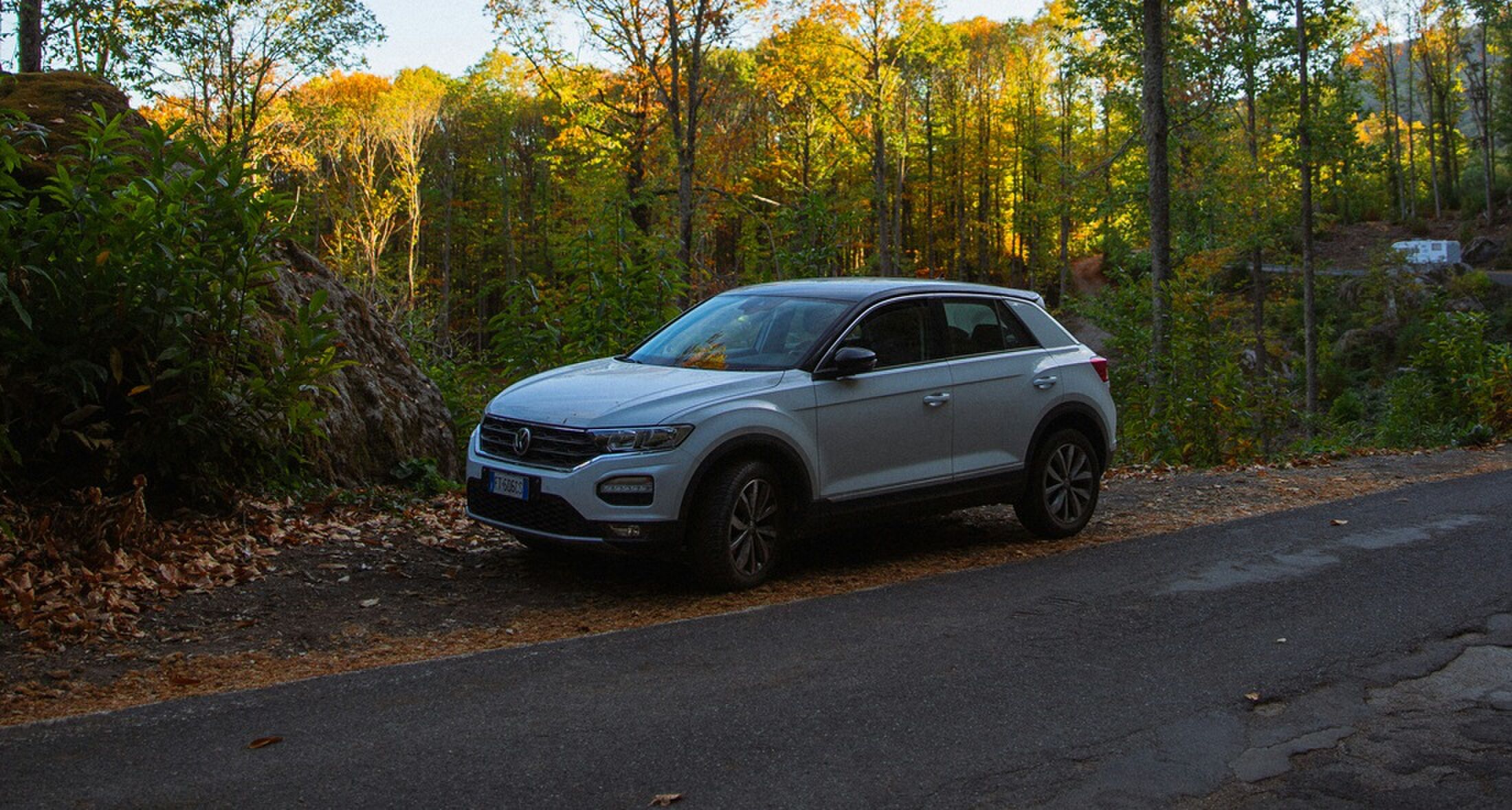 Een witte Volkswagen T-Roc.