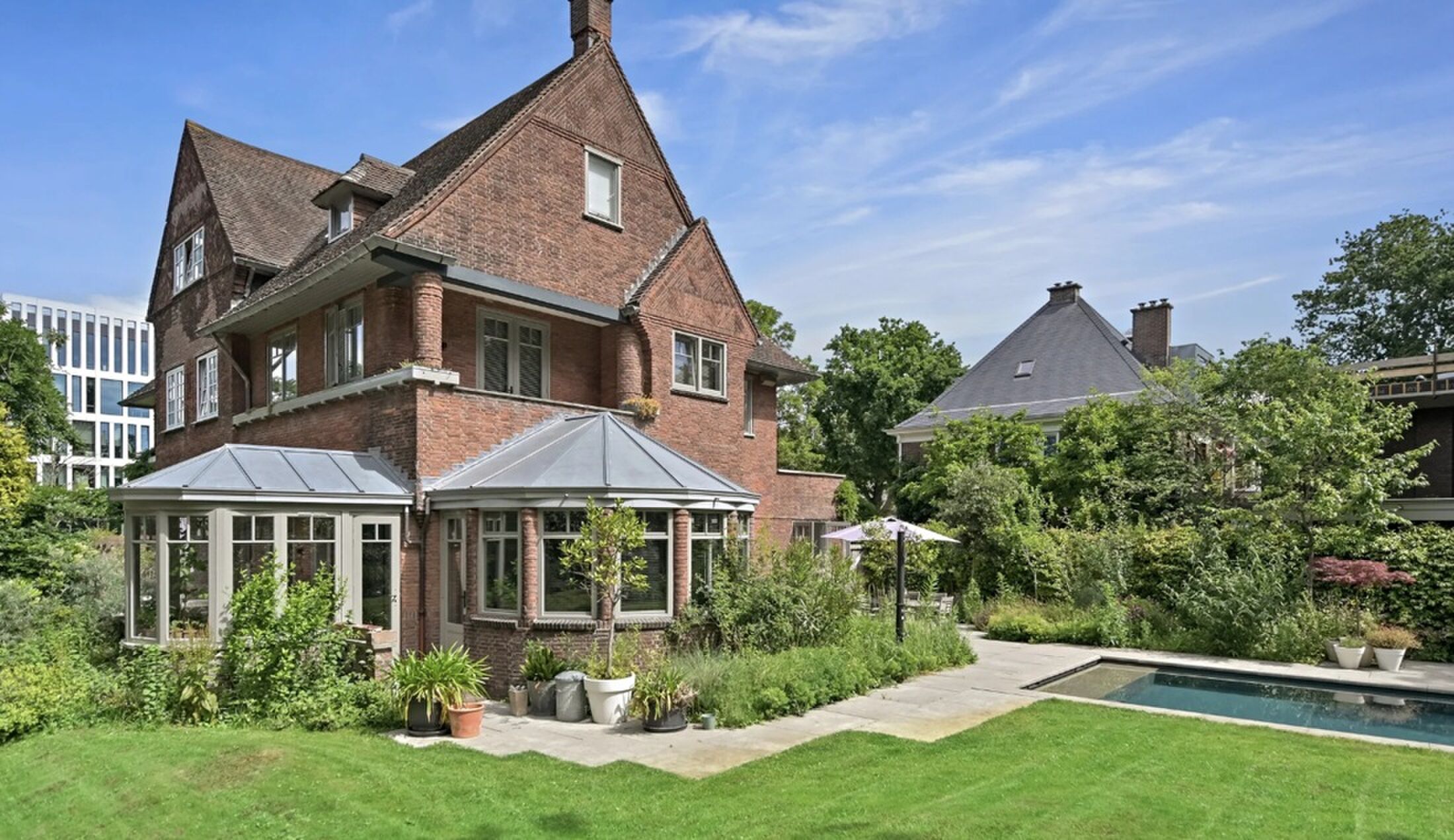 De achterzijde van de villa in Den Haag.