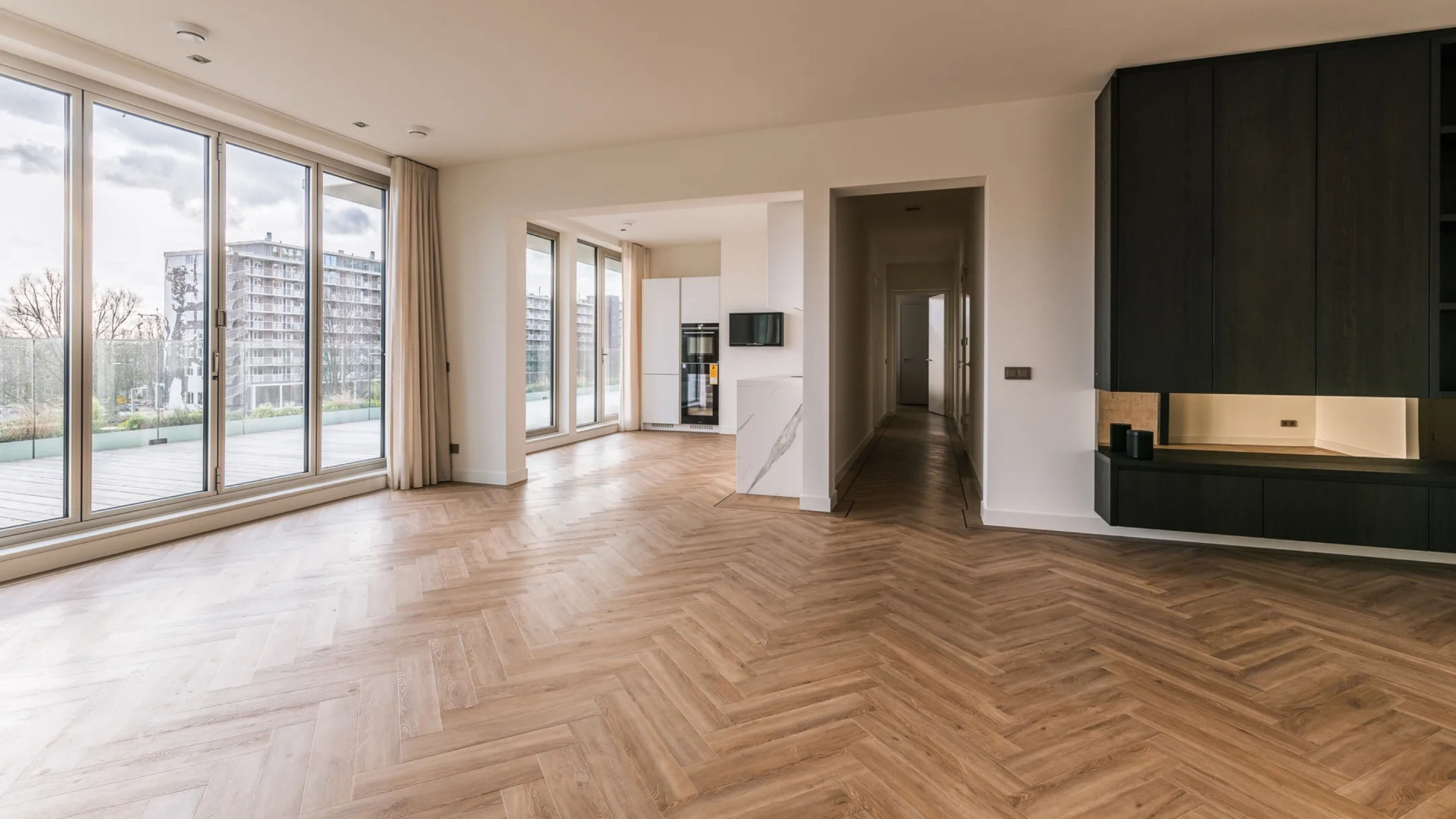 De living van het appartement van Gerard Joling.