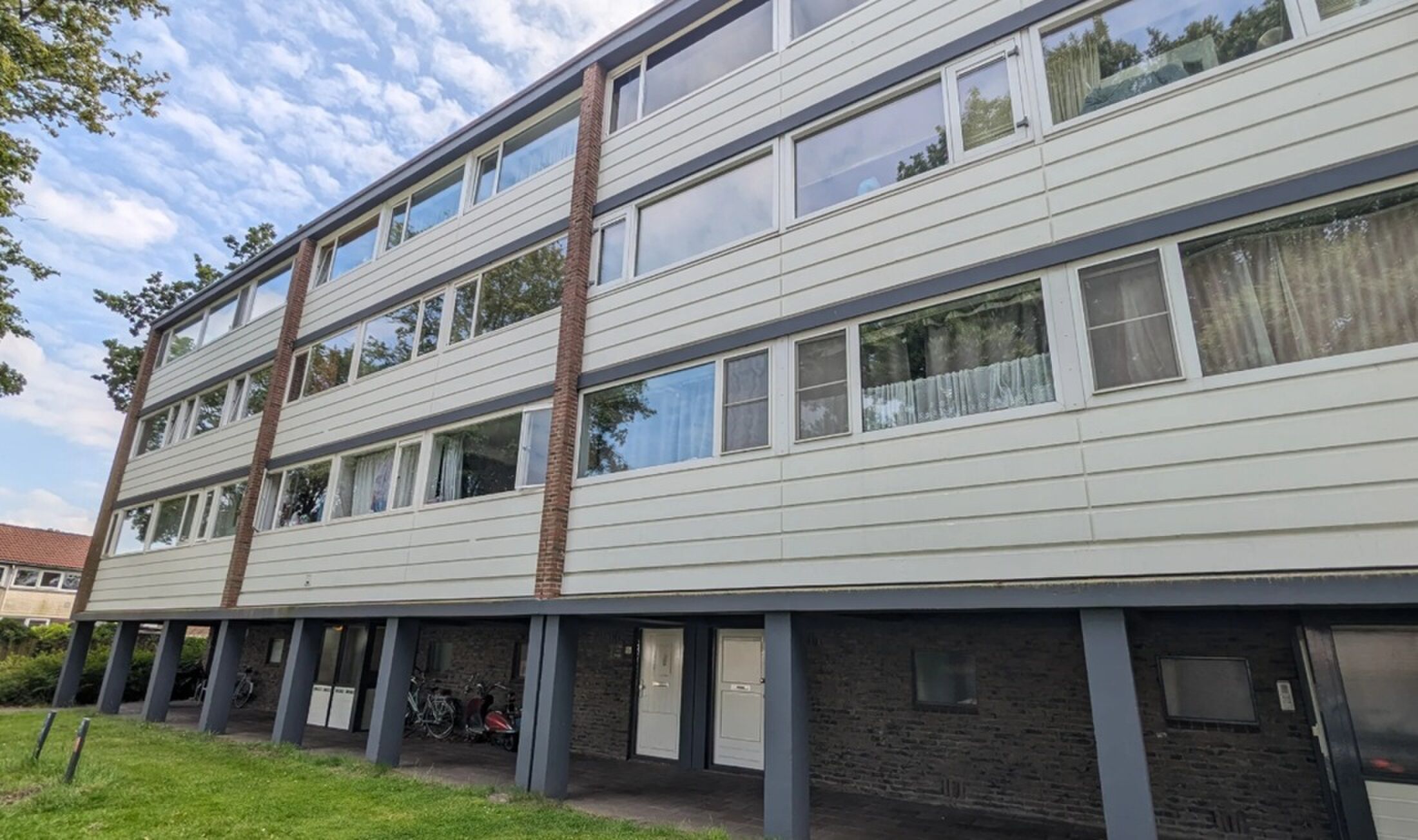 De voorzijde van het appartement in Emmen.