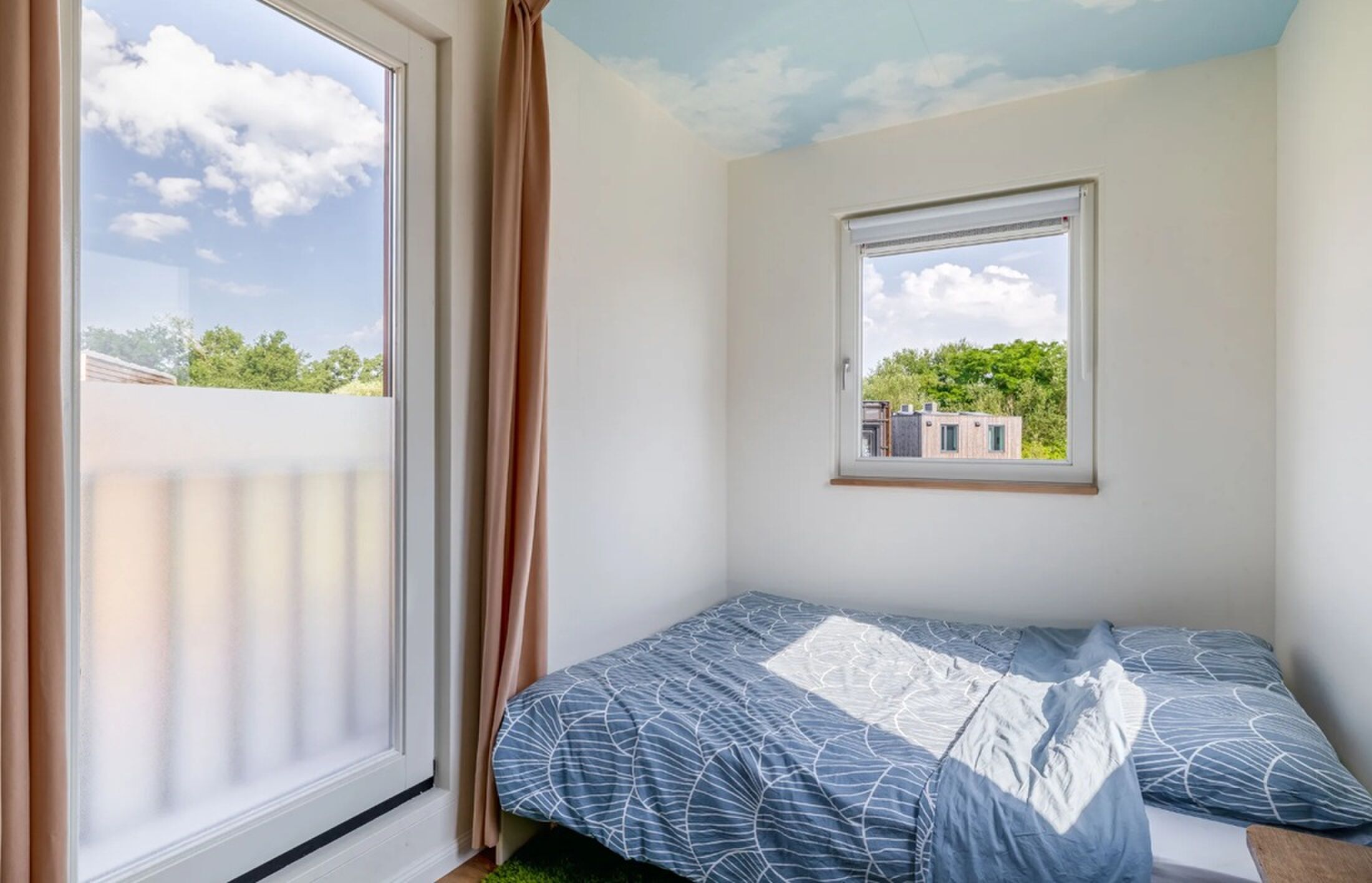 De slaapkamer met balkon.
