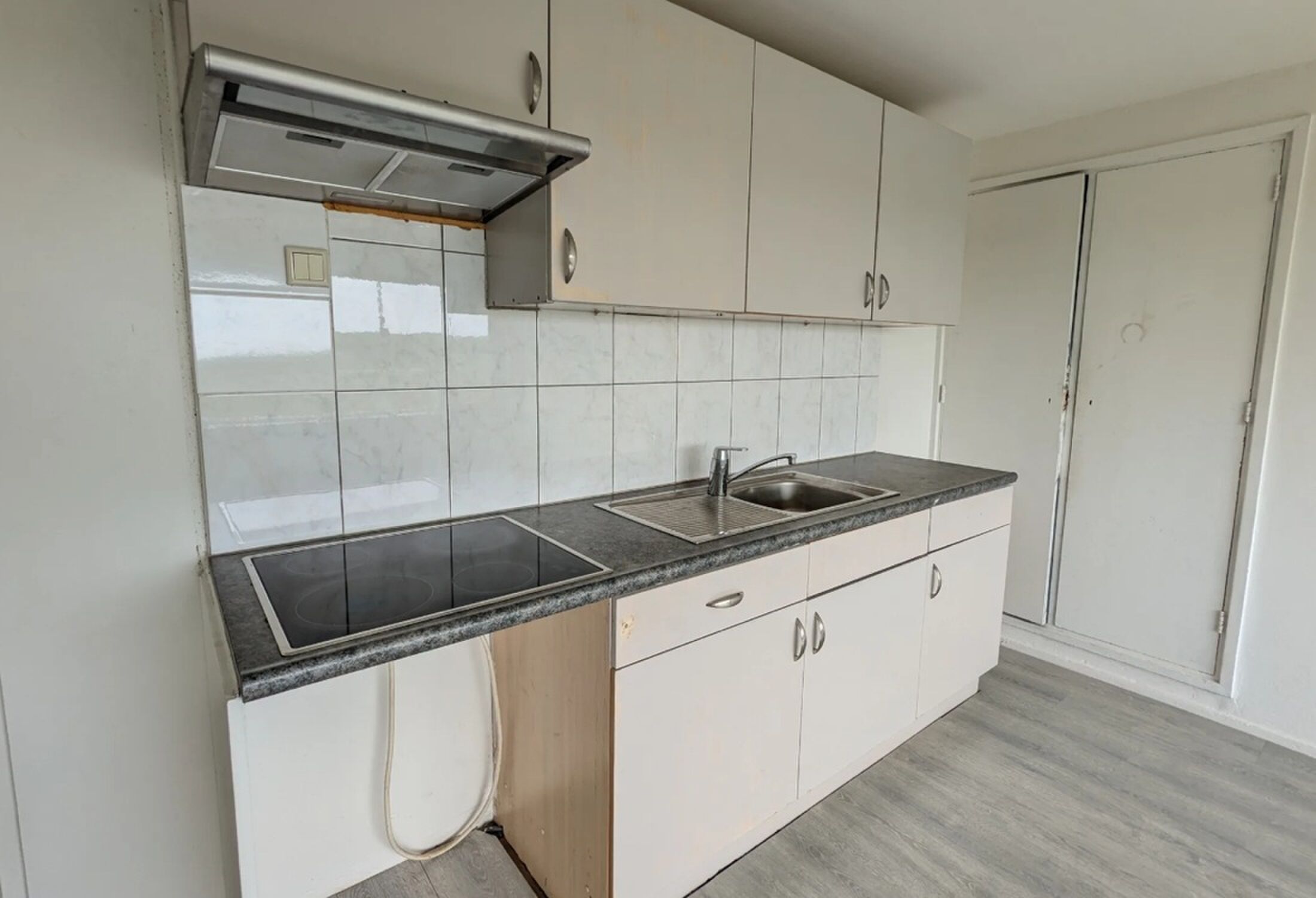 Het keukenblok in de woning.