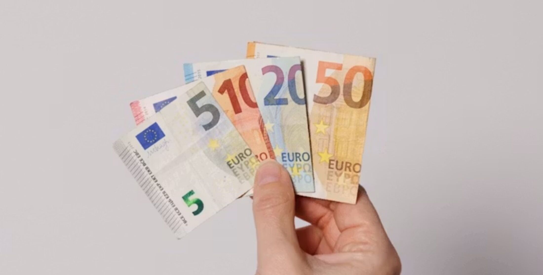 Een hand met cashgeld.