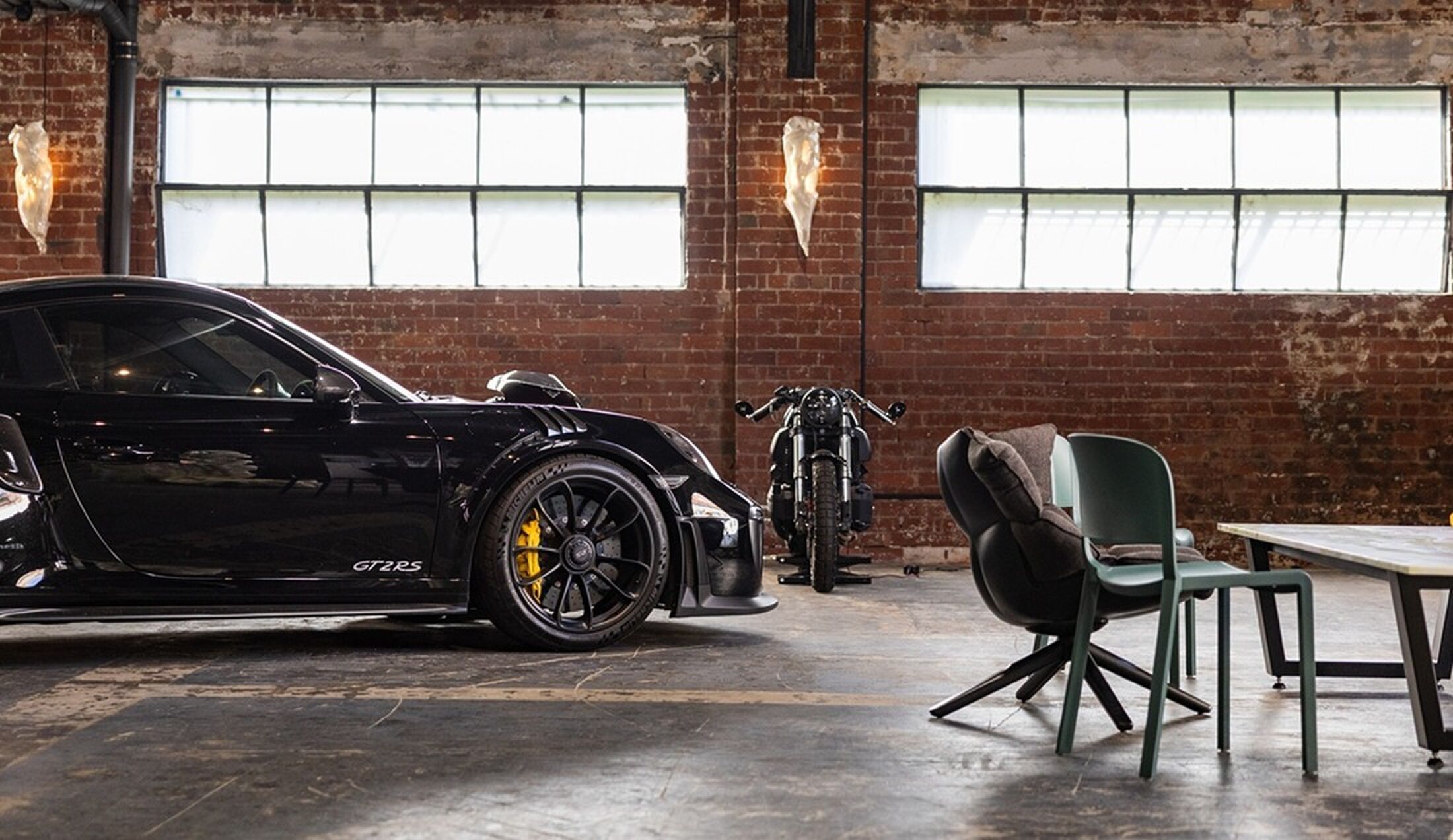 De Porsche in de mancave die te koop staat.