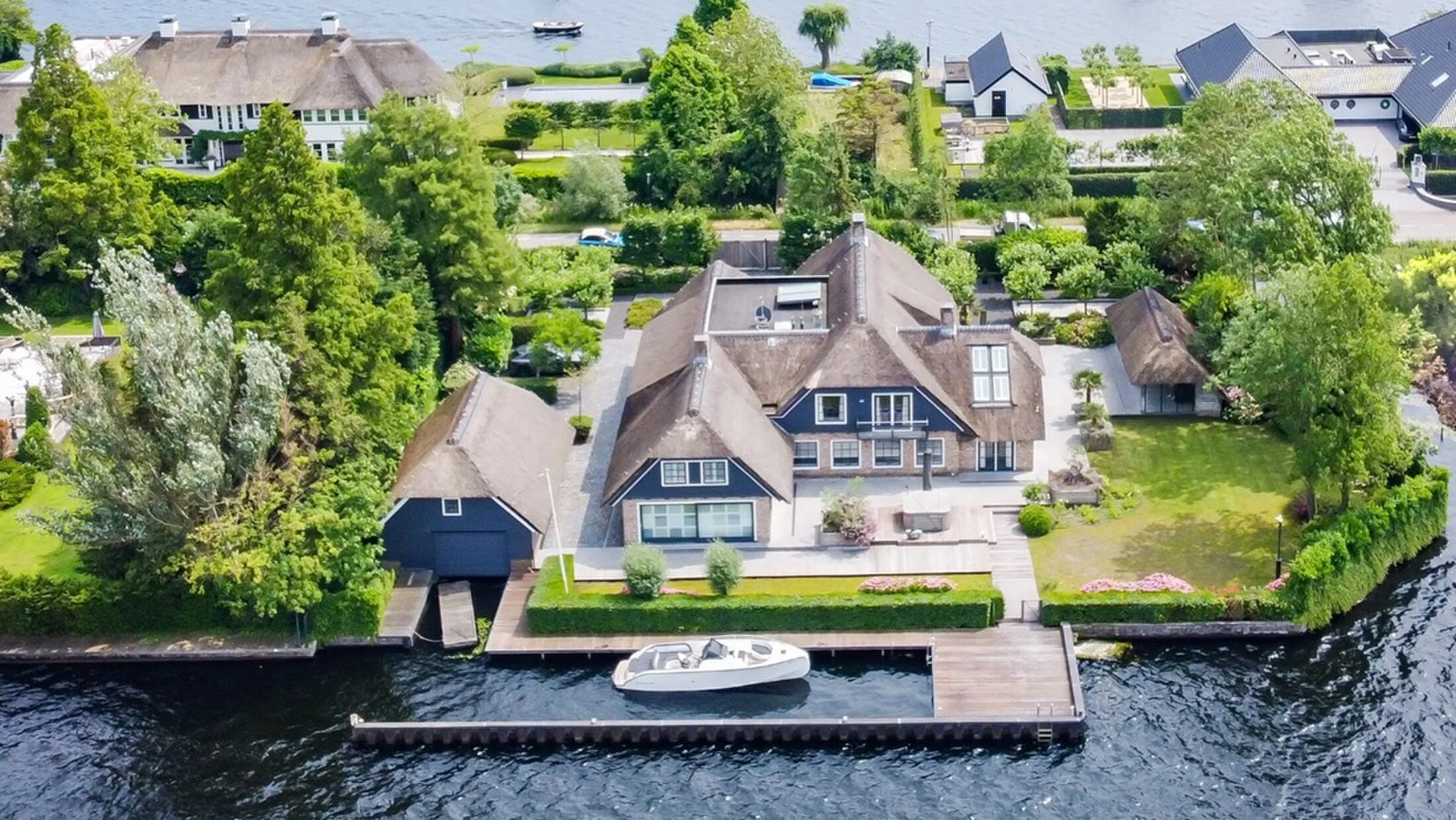 De achterzijde van de luxe villa op Funda.