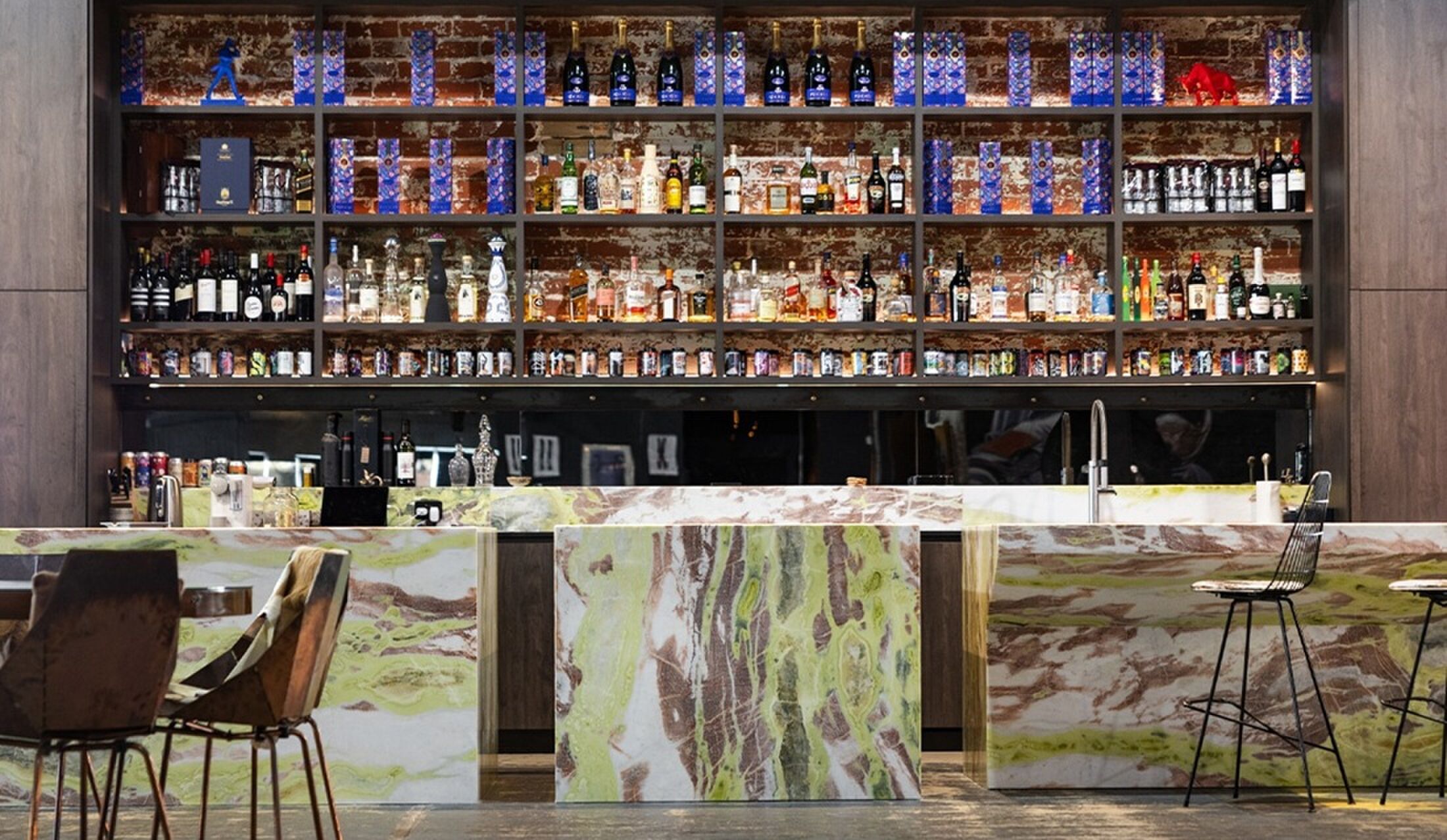 De uit marmer vervaardigde bar.