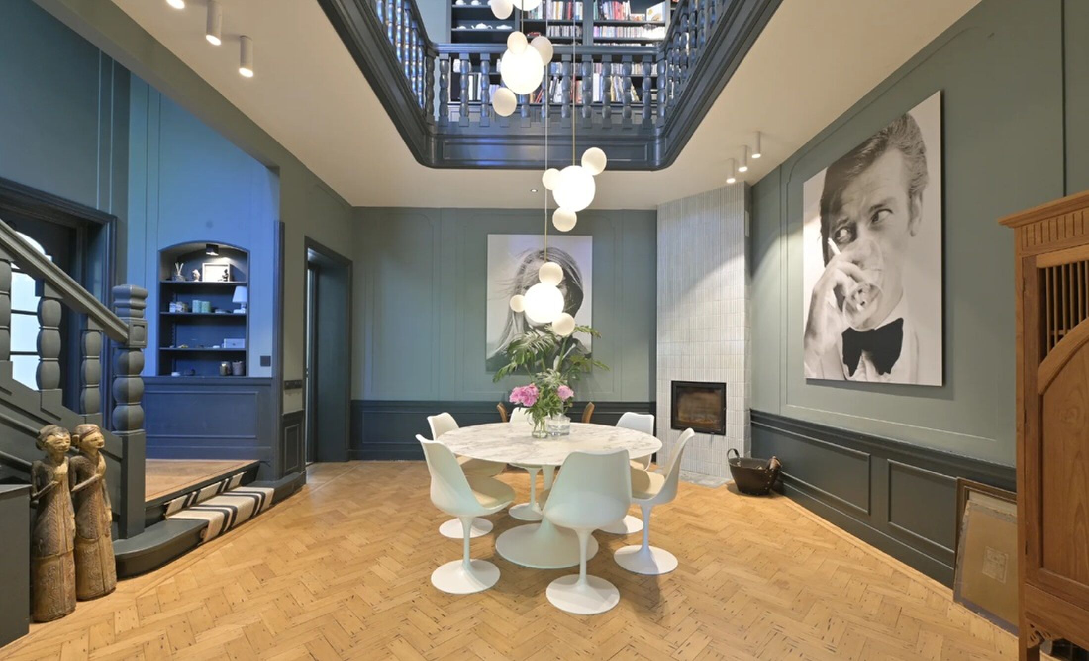 De hal van de villa in Den Haag.