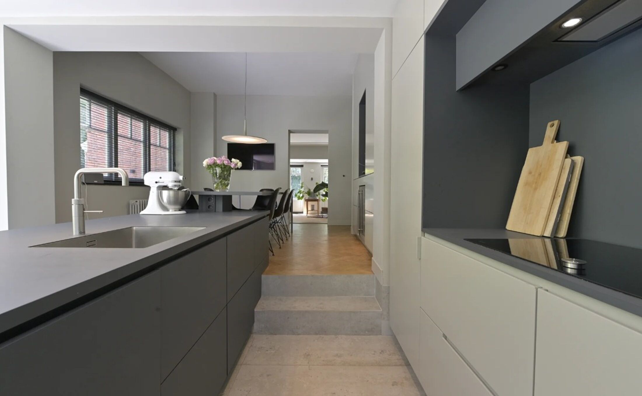 De moderne woonkeuken van het huis.