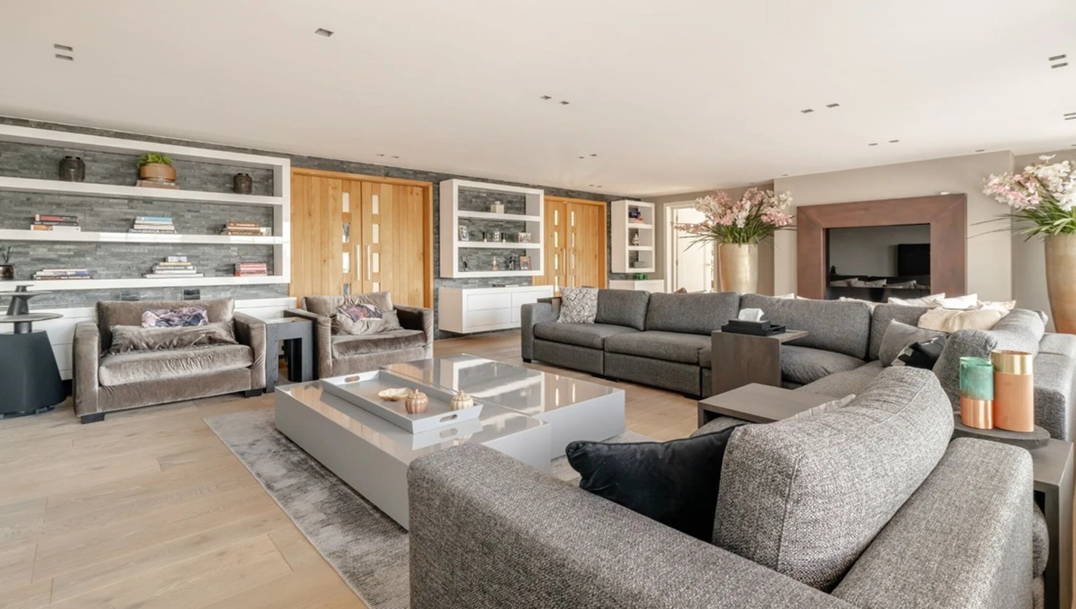 De luxe living van de villa op Funda.