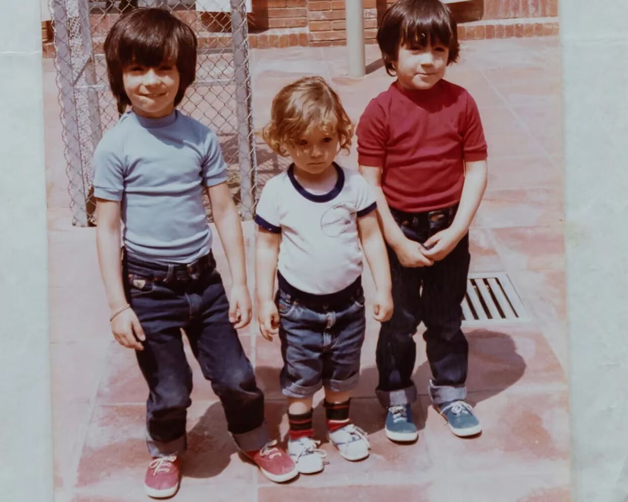 Foto van de drie kinderen uit "Abandonados" (2026)