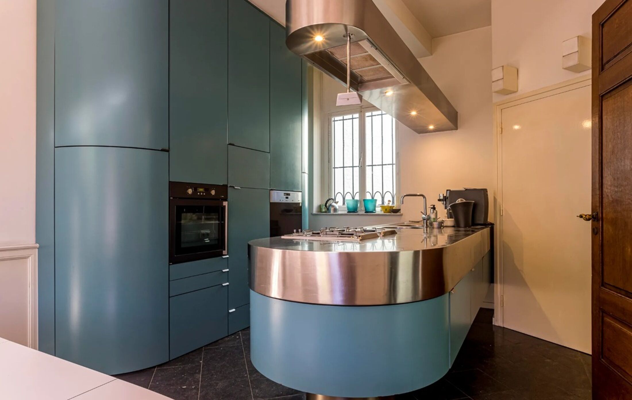 De moderne keuken van de woning.
