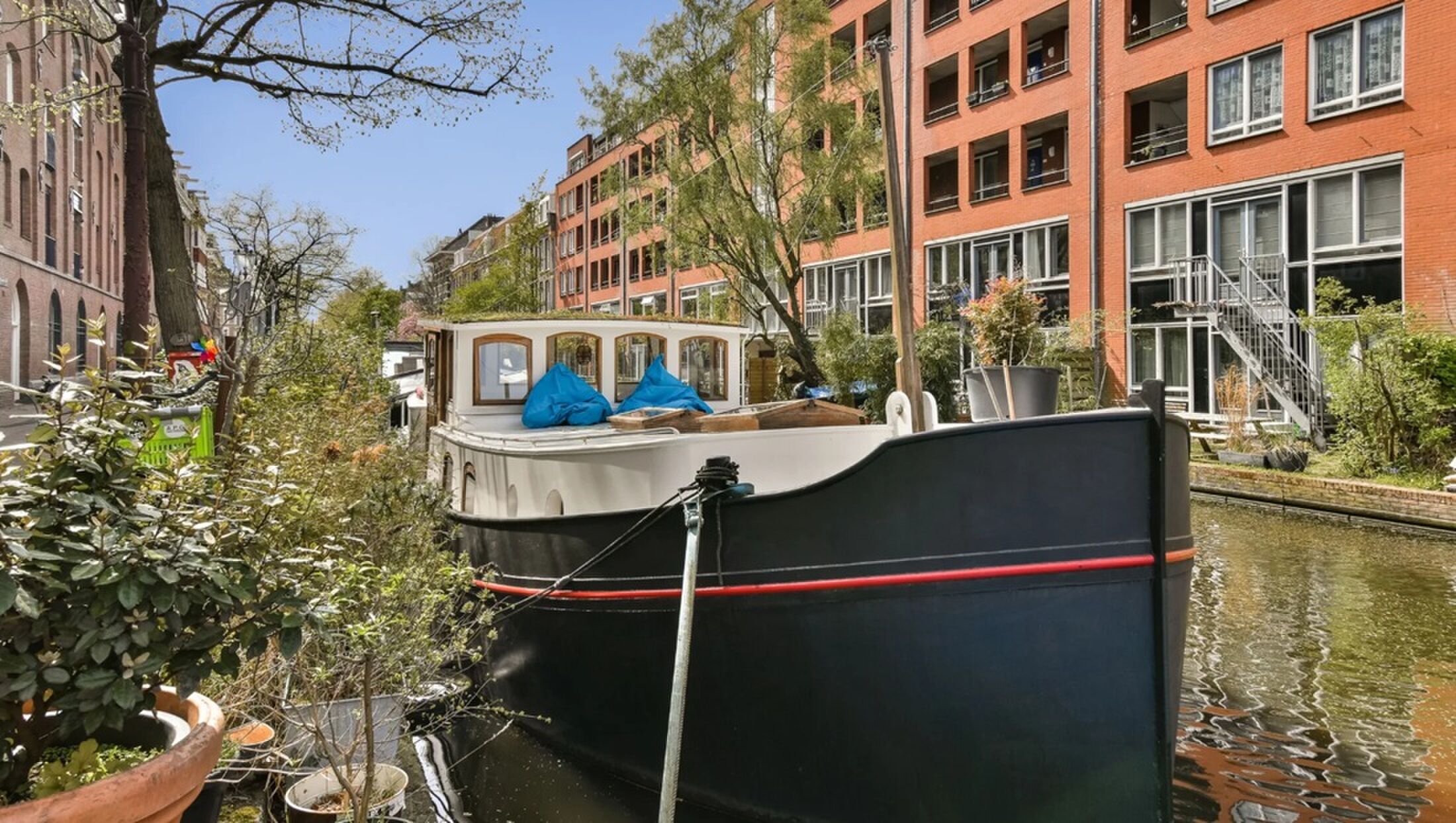 De voorkant van de woonboot in Amsterdam.
