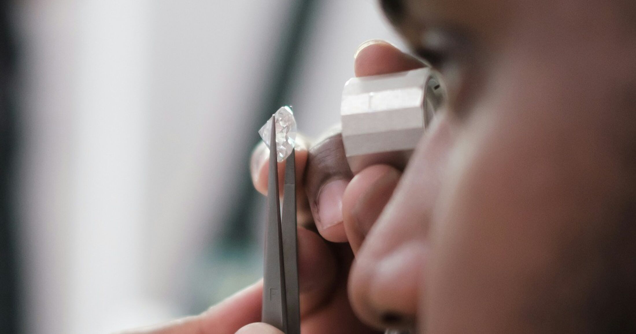 Persoon die diamanten goedkoper probeert te maken middels nieuwe productiemethoden.