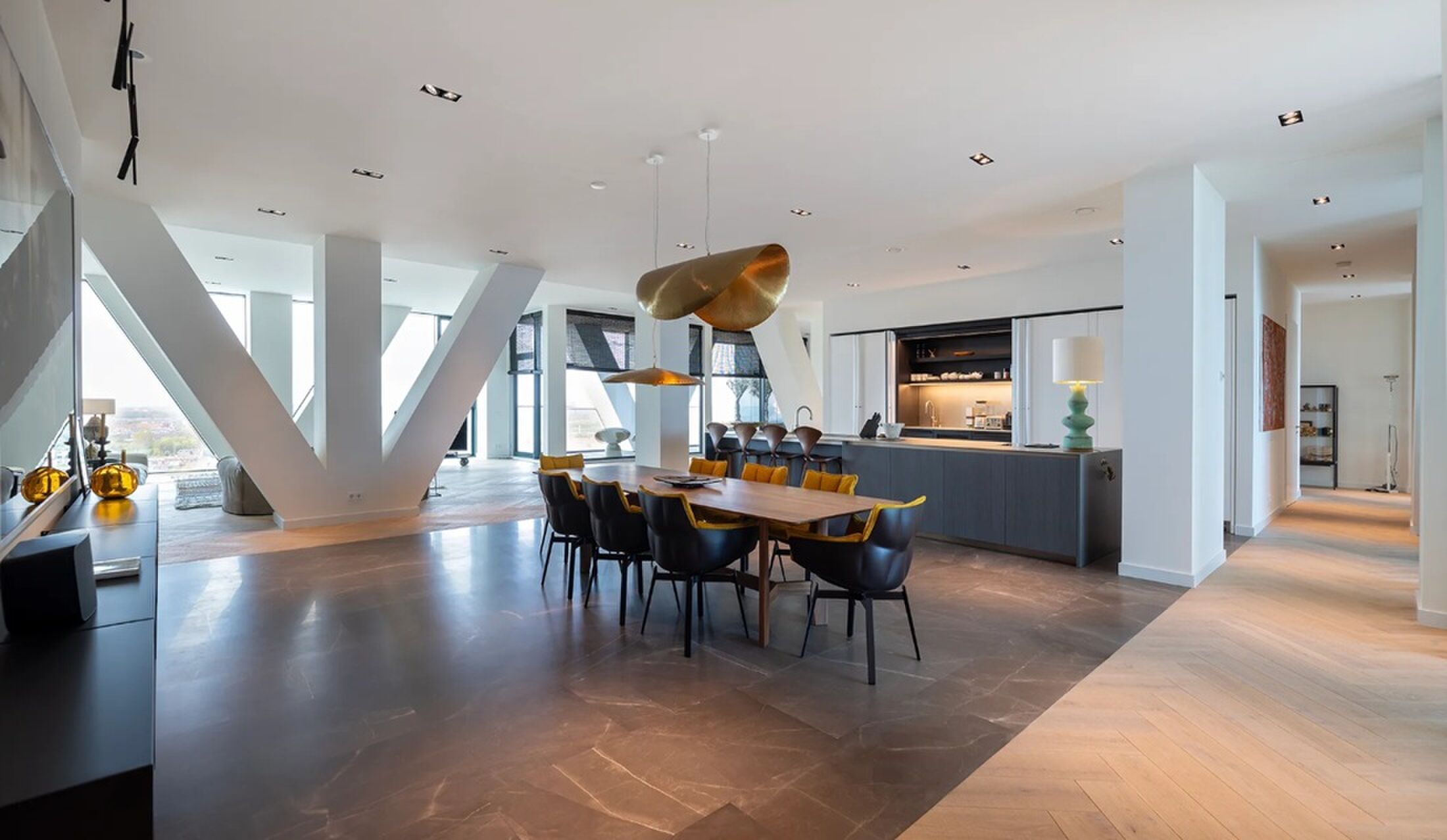 De eetkamer en keuken van het Pontsteiger-penthouse.