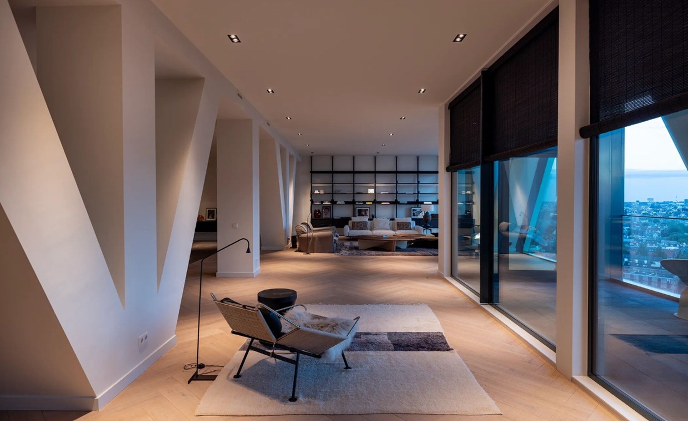 Een zithoek in het dure appartement.