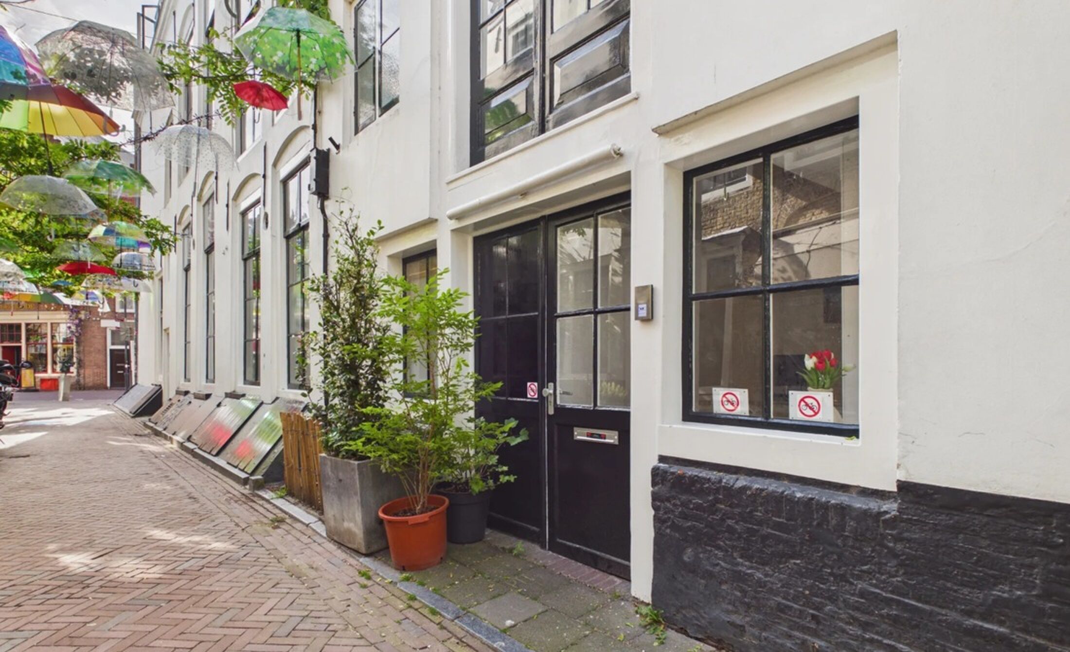 De buitenzijde van het appartement dat nu te koop staat.