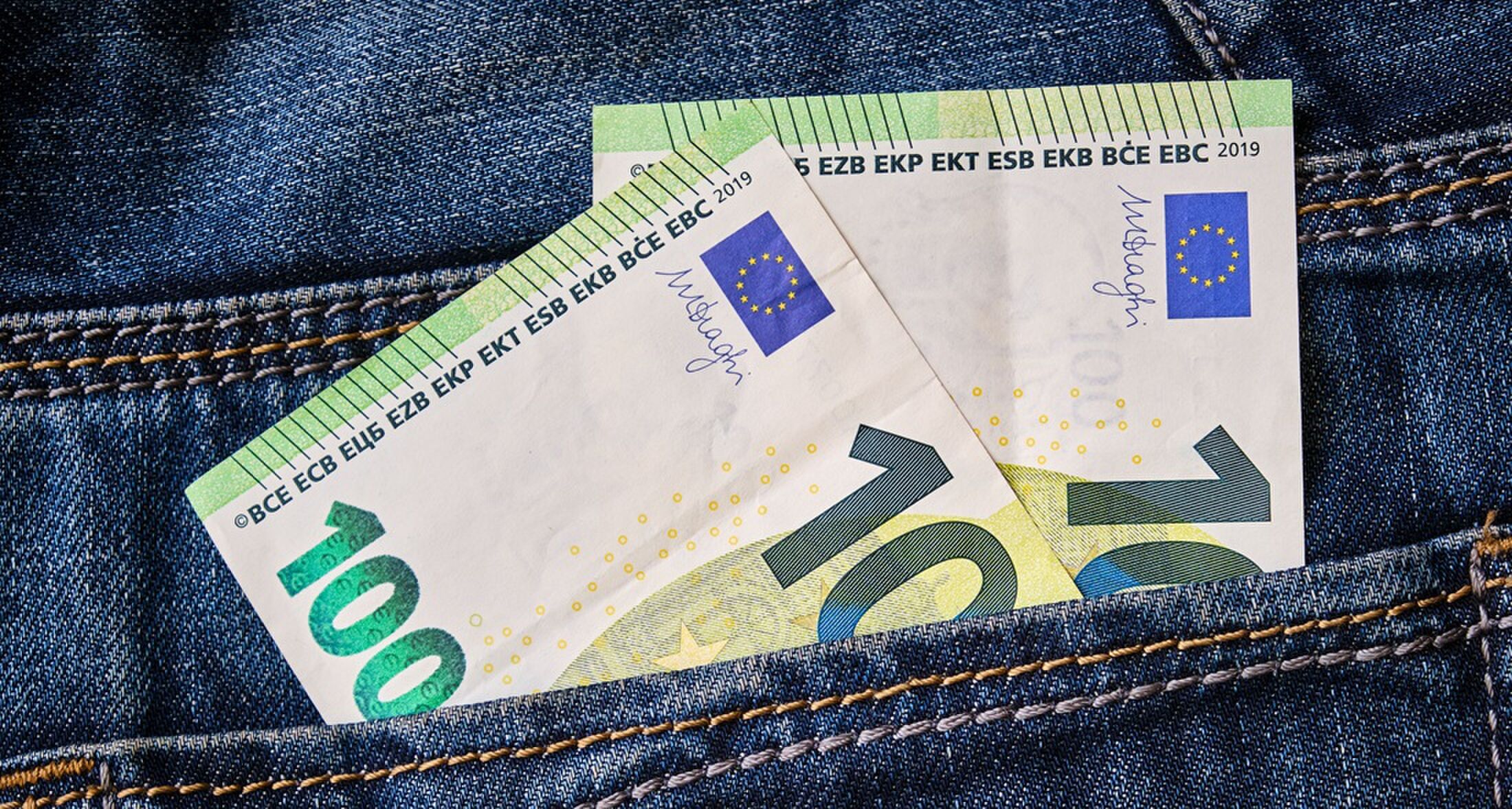 Twee briefjes van 100 euro.