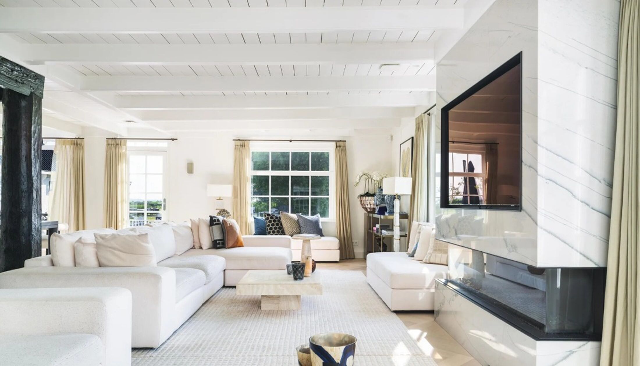 De luxueuze living van het huis.