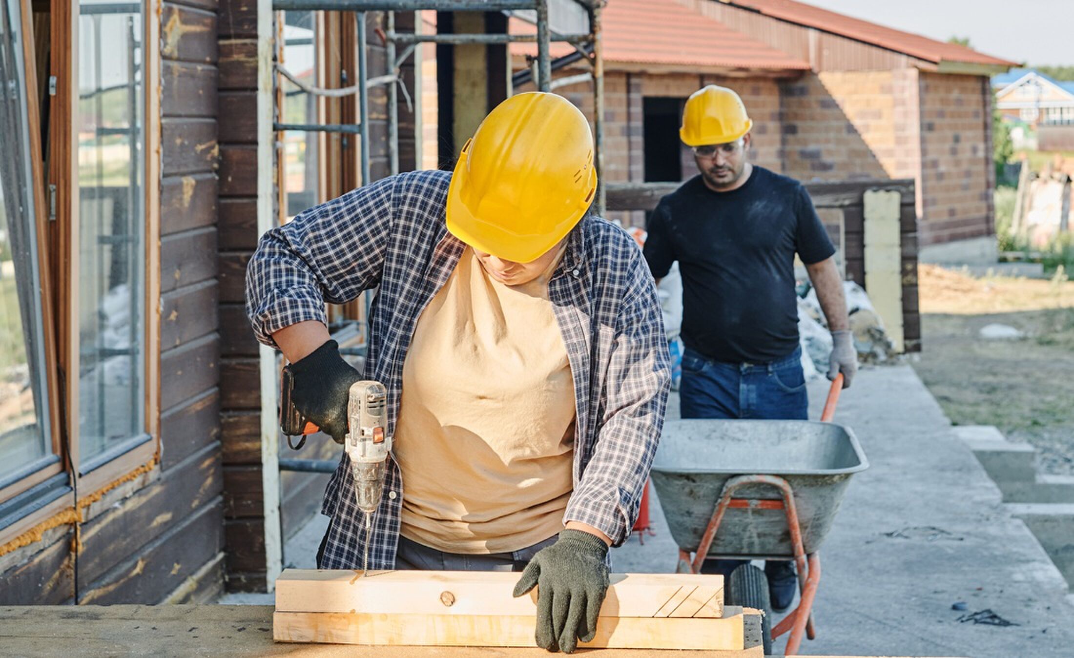 Een tweetal mannen dat bezig is met de renovatie van een woning.