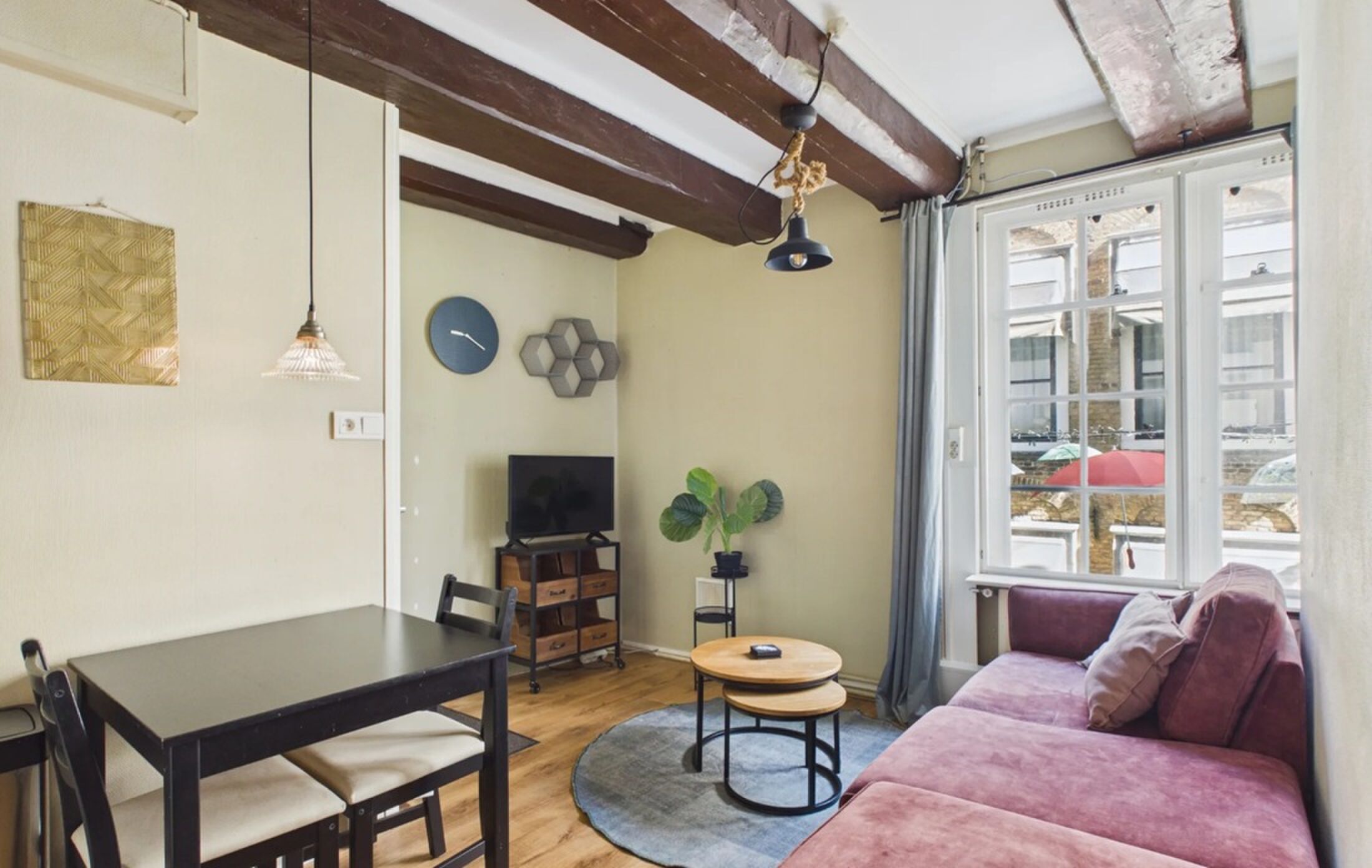 De living van het te koop staande appartement.