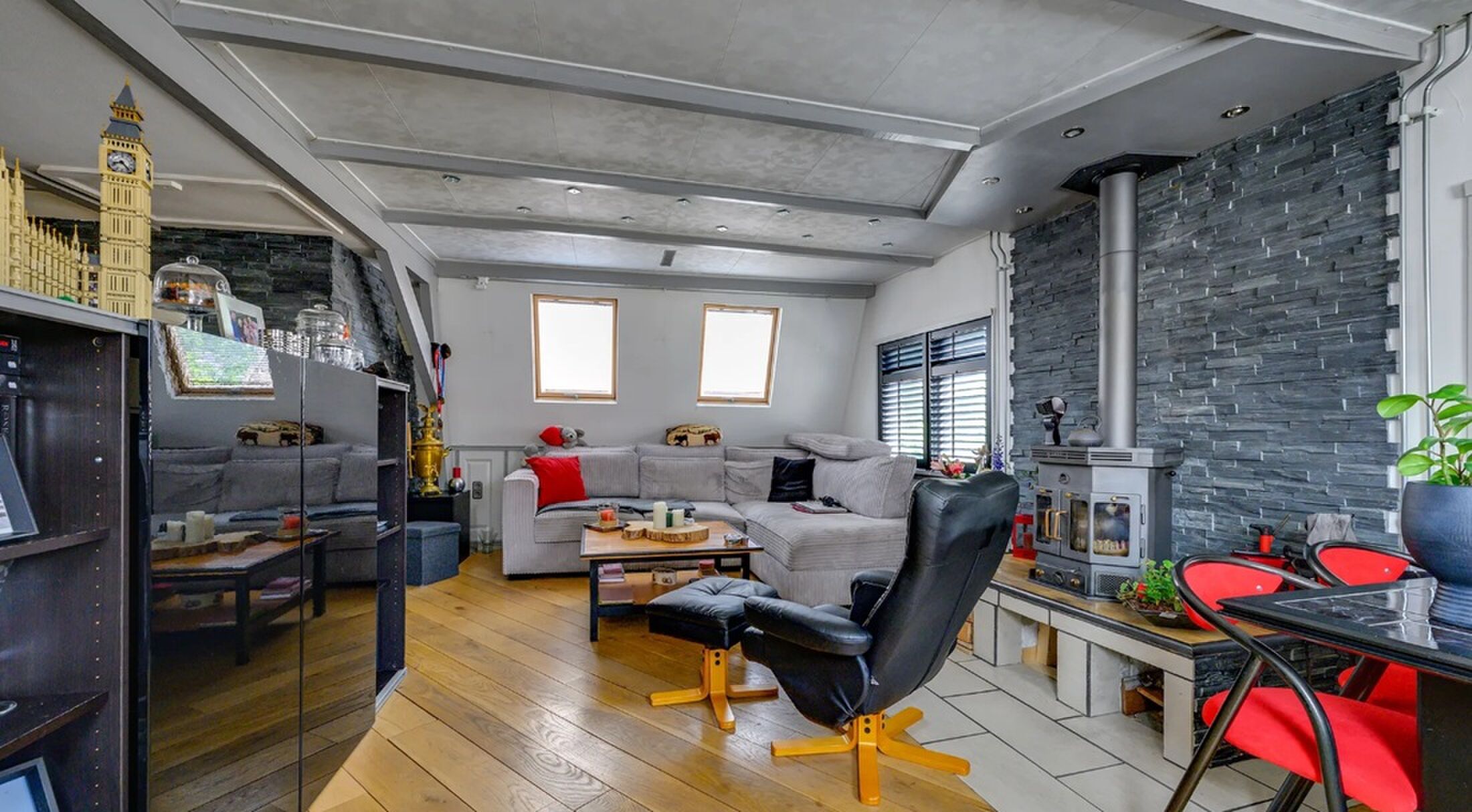 De woonkamer van de woning in Sliedrecht.