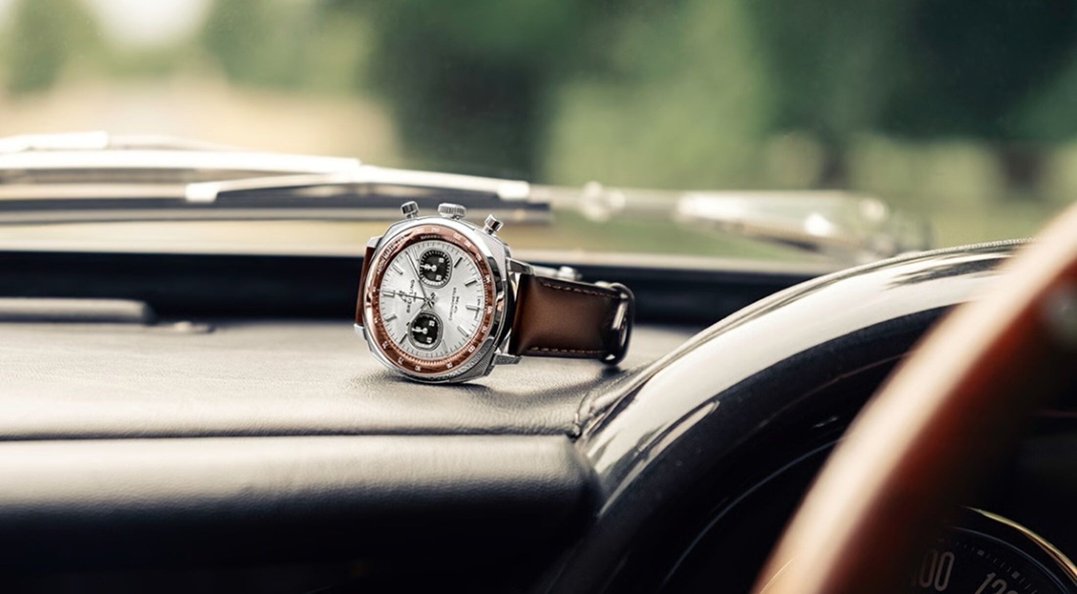 Een van de horloges van Breitling en Aston Martin.