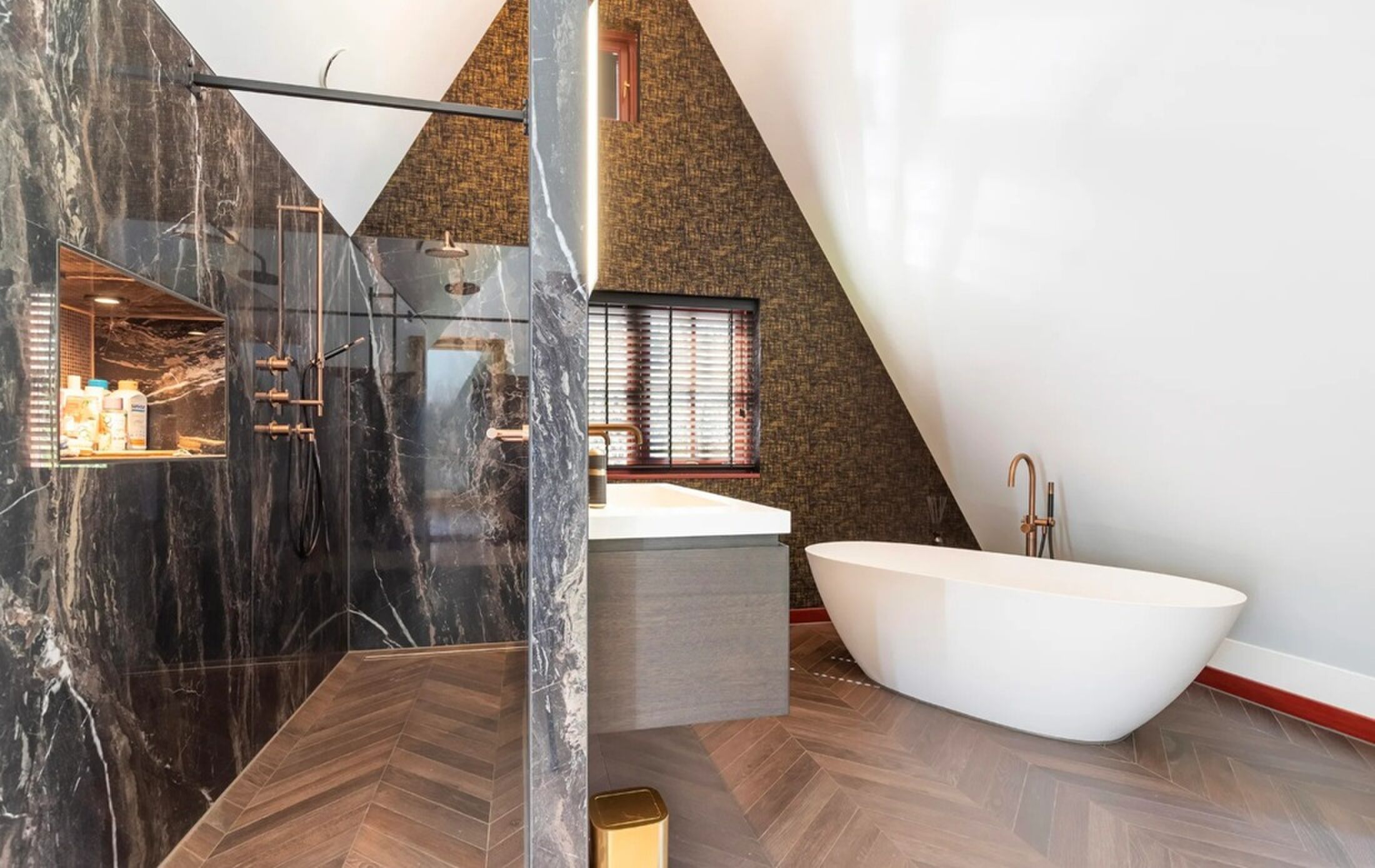 Een van de luxe badkamers.