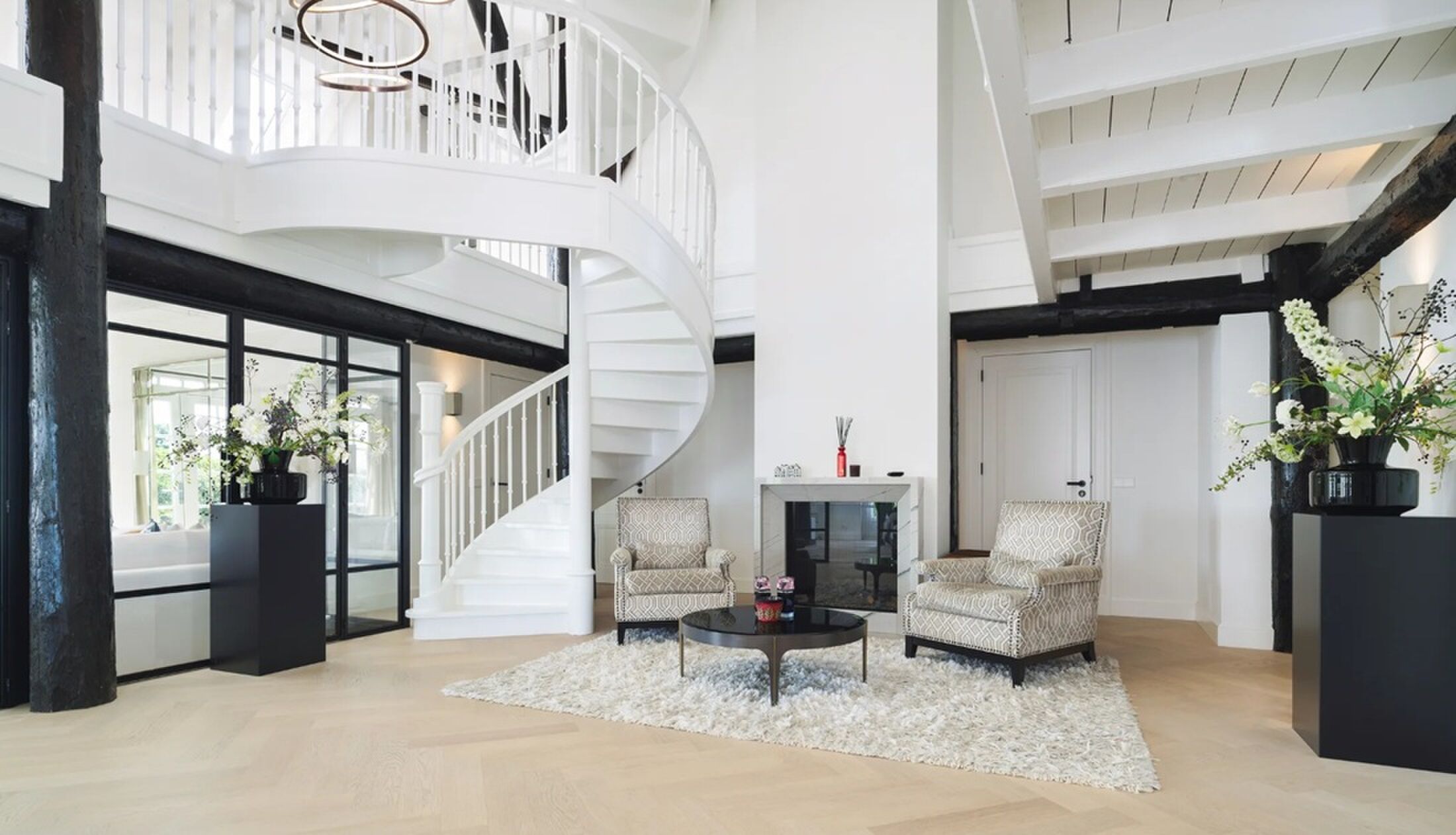 De binnenzijde van de luxe villa nabij Amsterdam.