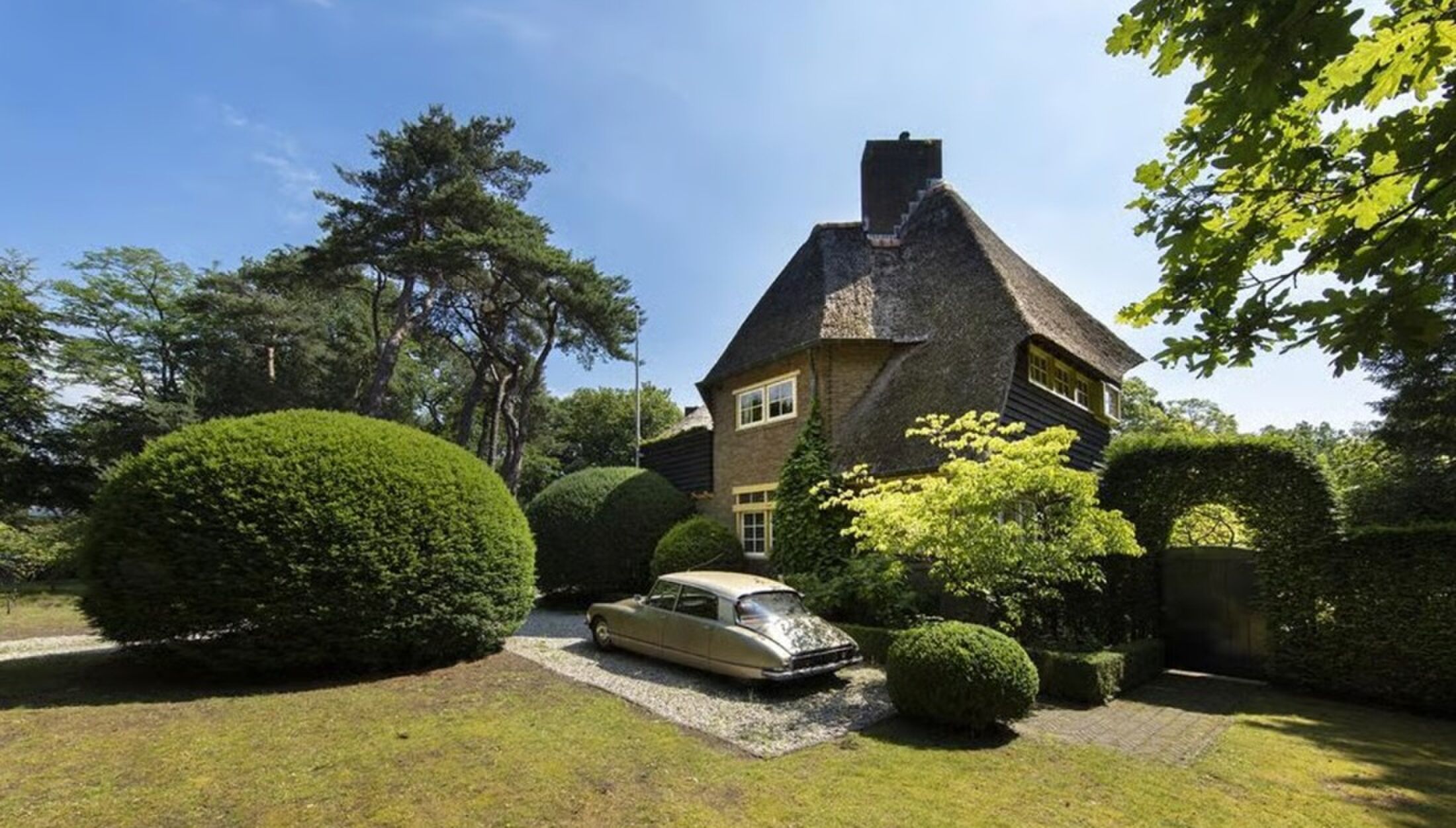 De parkeerplek voor de woning.