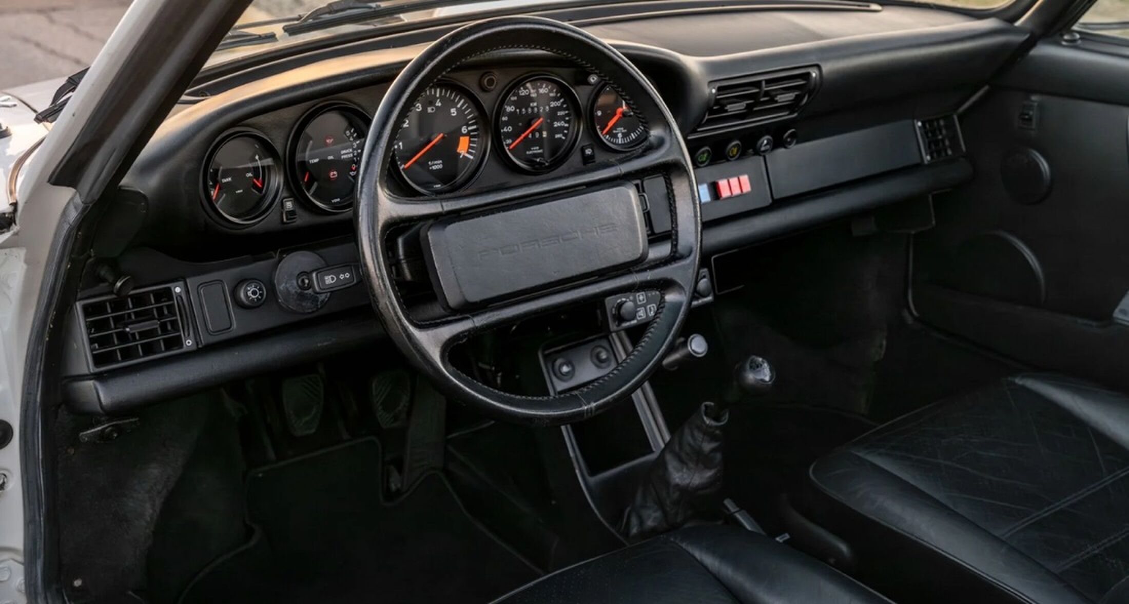 Het interieur van de Porsche van de politie.
