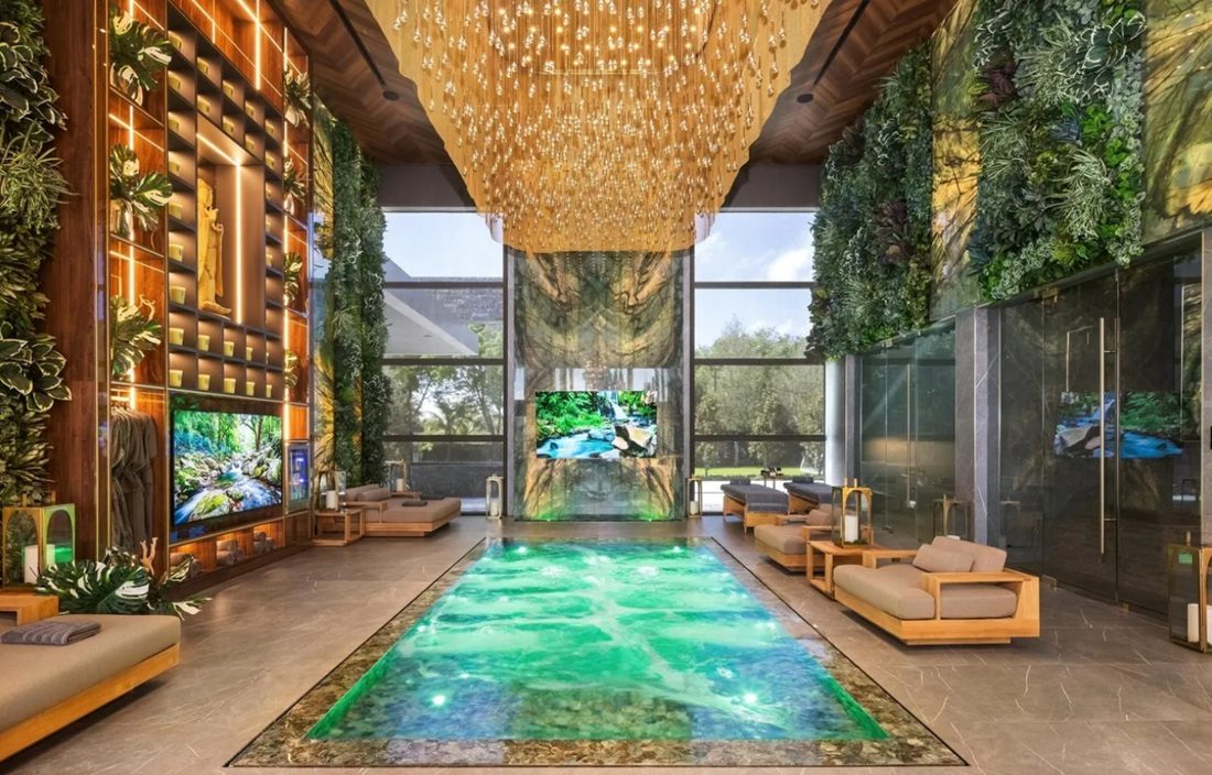 Het binnenzwembad van de villa in Florida.