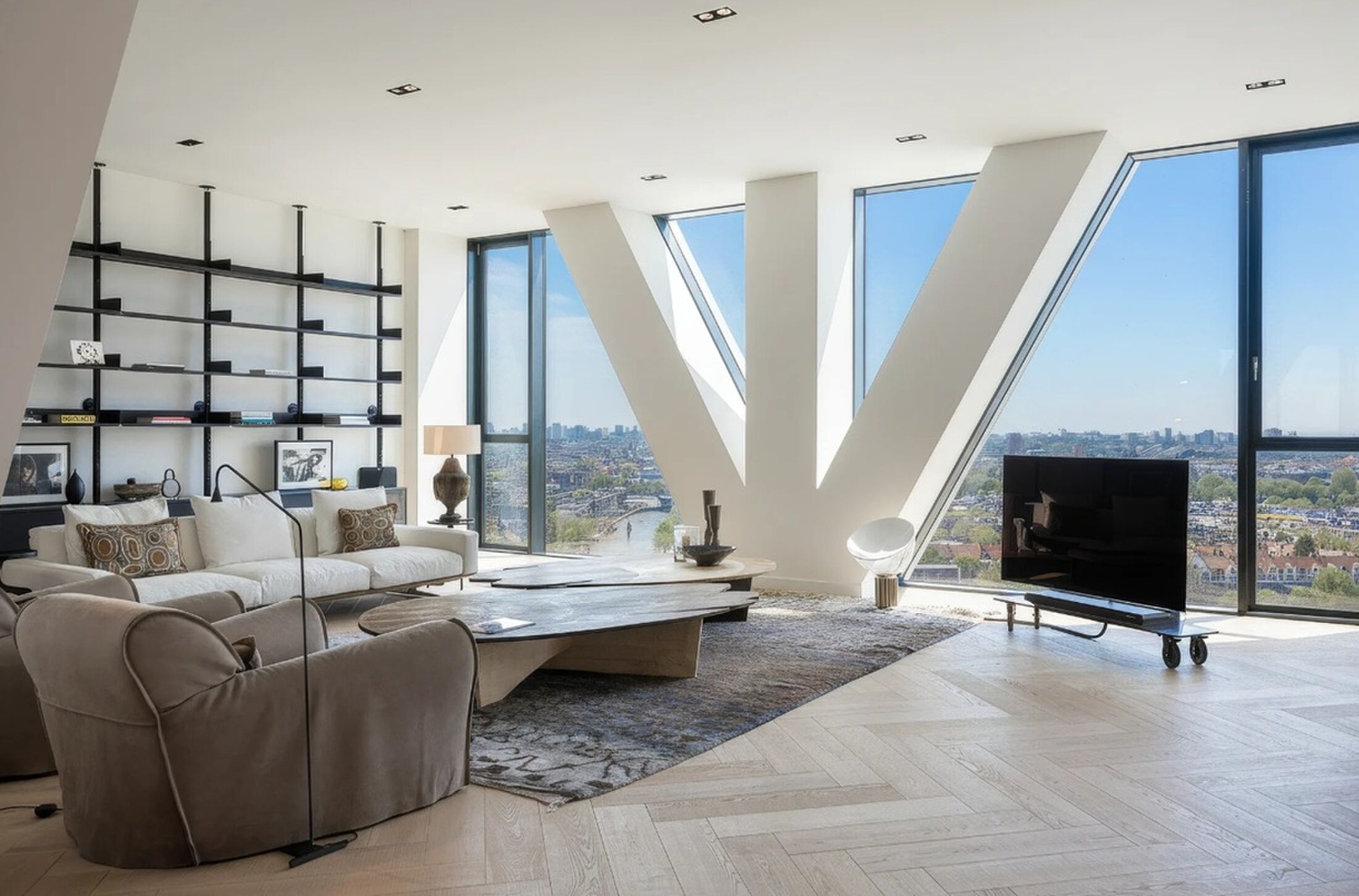 De living van het Pontsteiger-penthouse.
