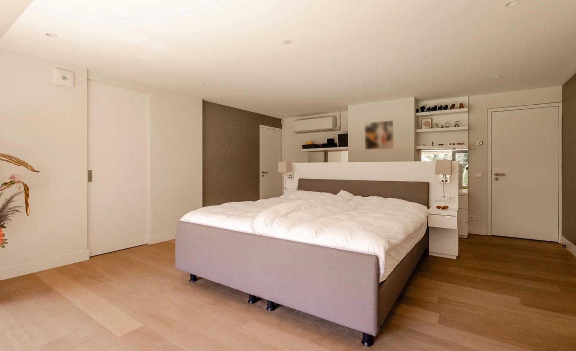 De masterbedroom met eigen badkamer.
