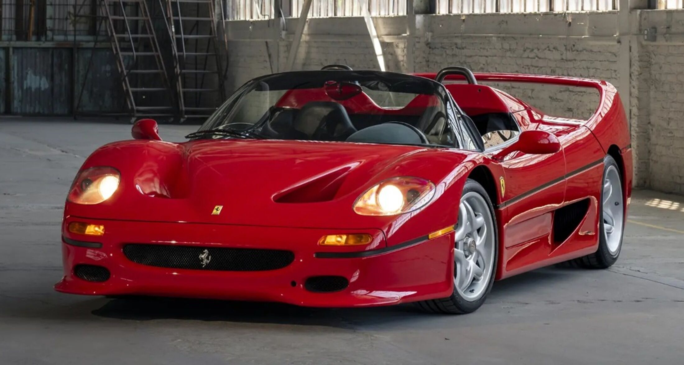 De voorkant van de Ferrari van Mike Tyson.