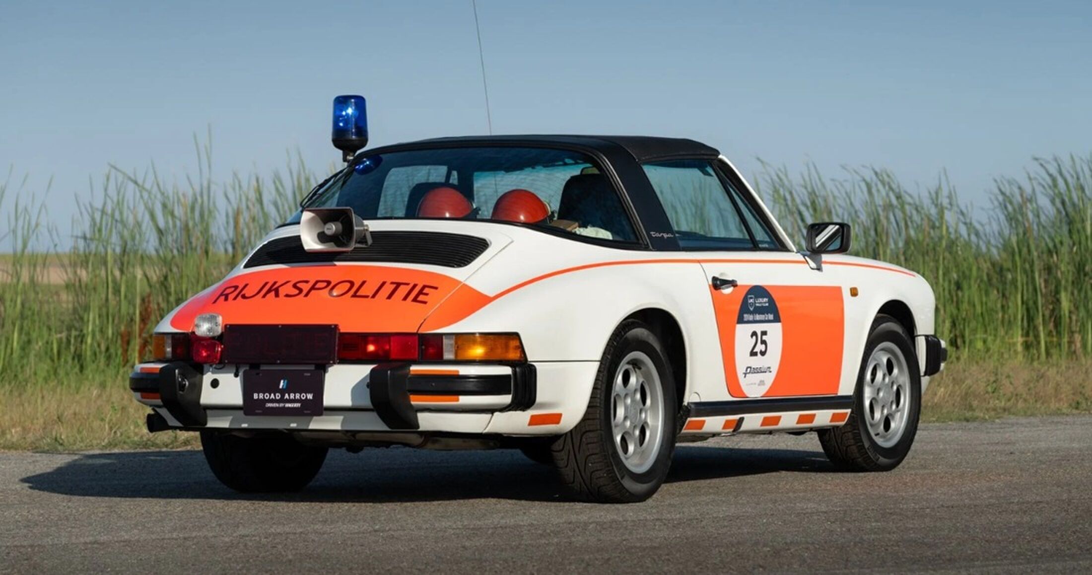 De achterkant van de politie-Porsche.
