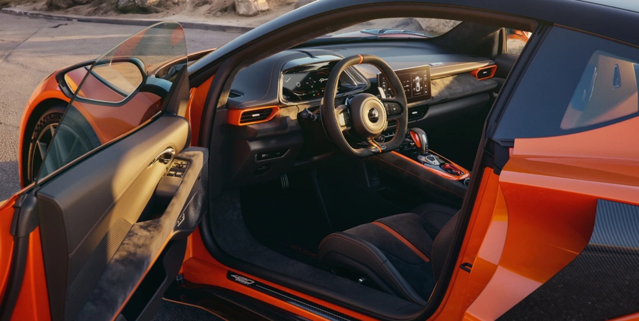 Het interieur van de Lotus Emira 420 Sport.