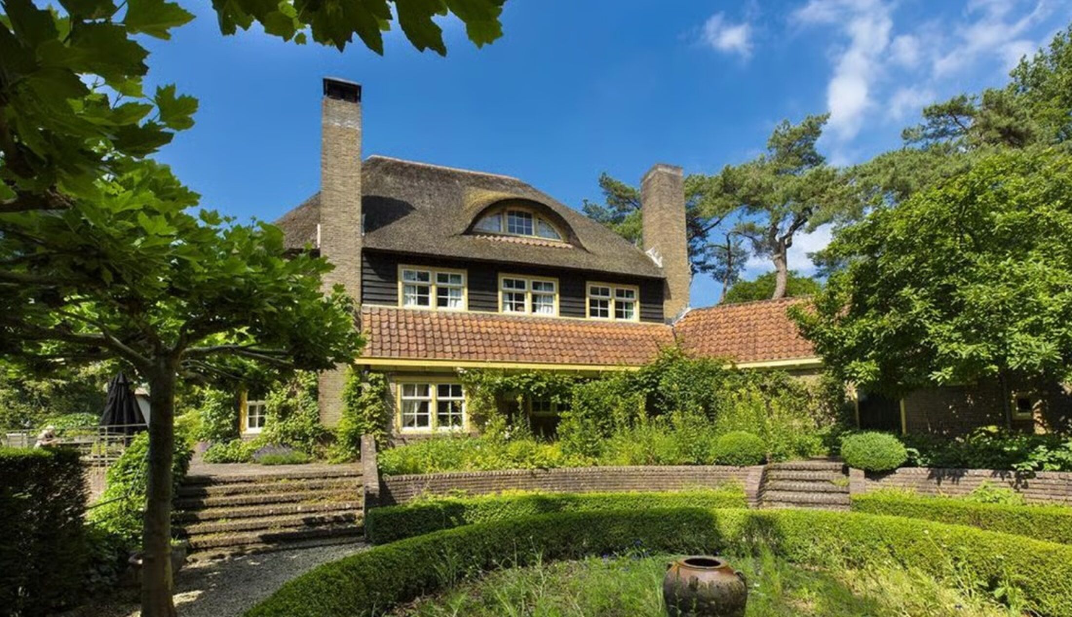 De achterkant van de villa.
