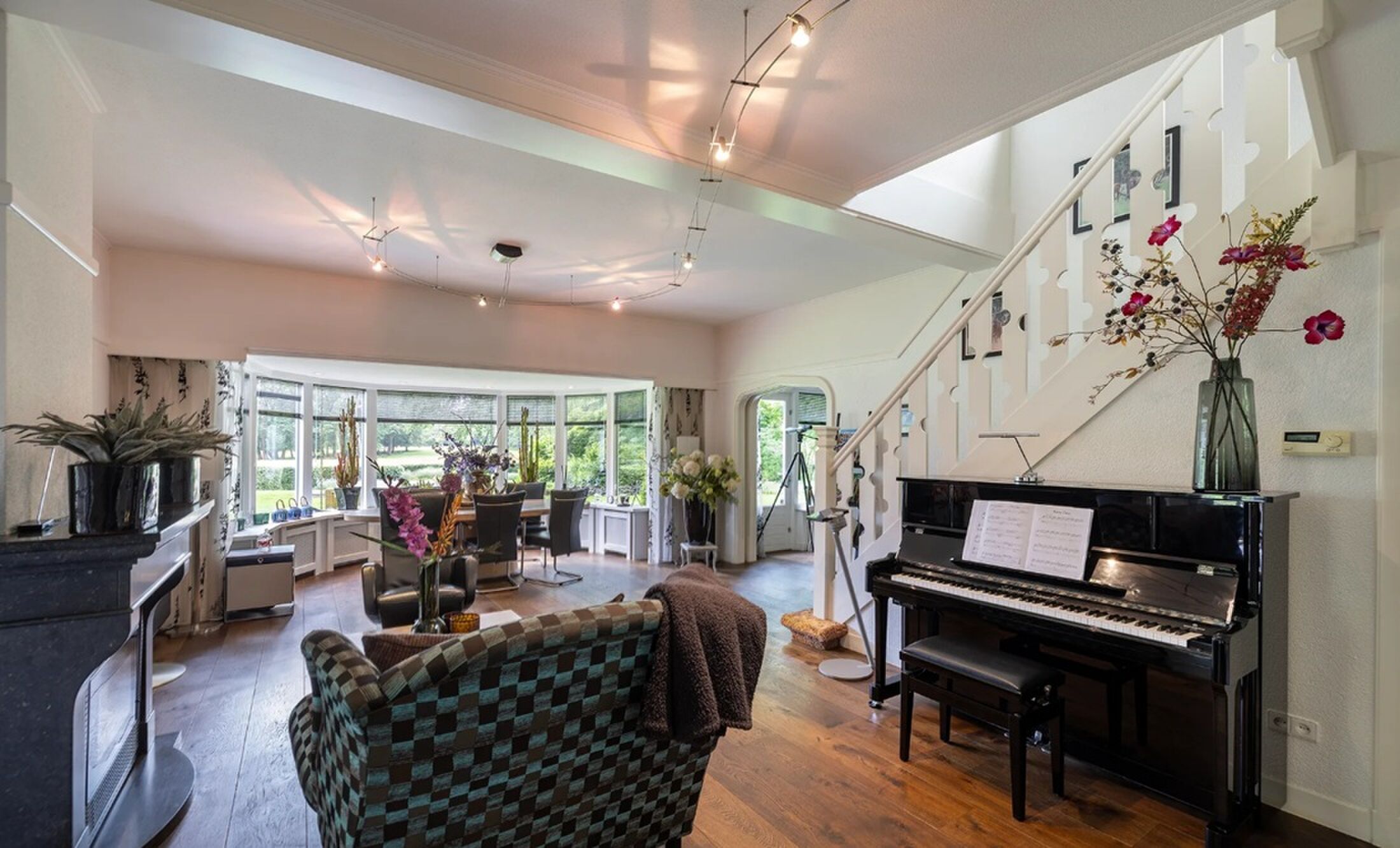 De living met een piano.