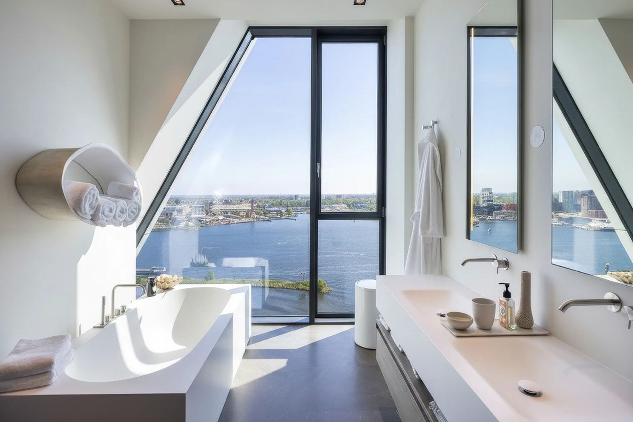 De badkamer met ligbad.
