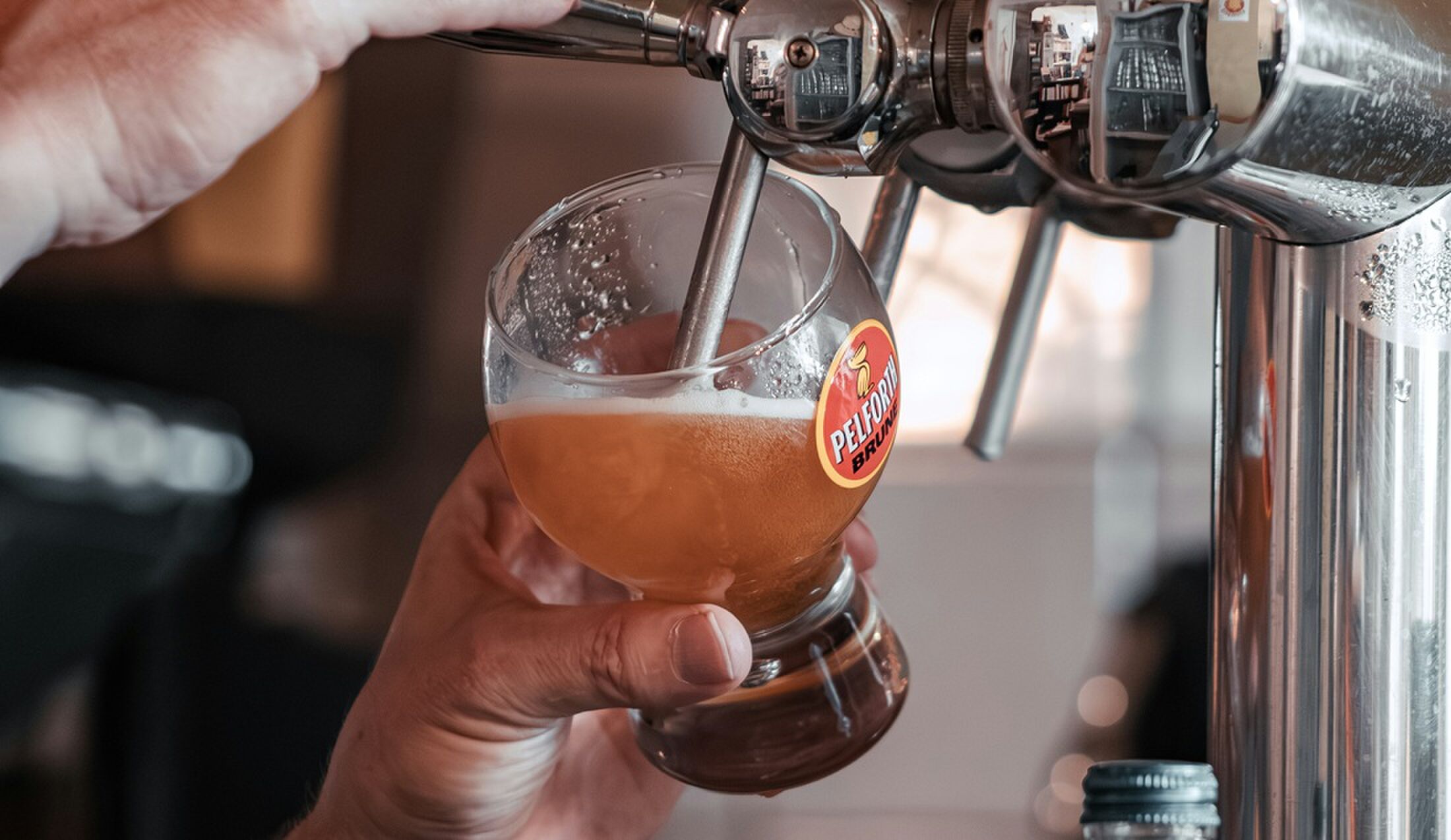 Een biertje dat wordt getapt.