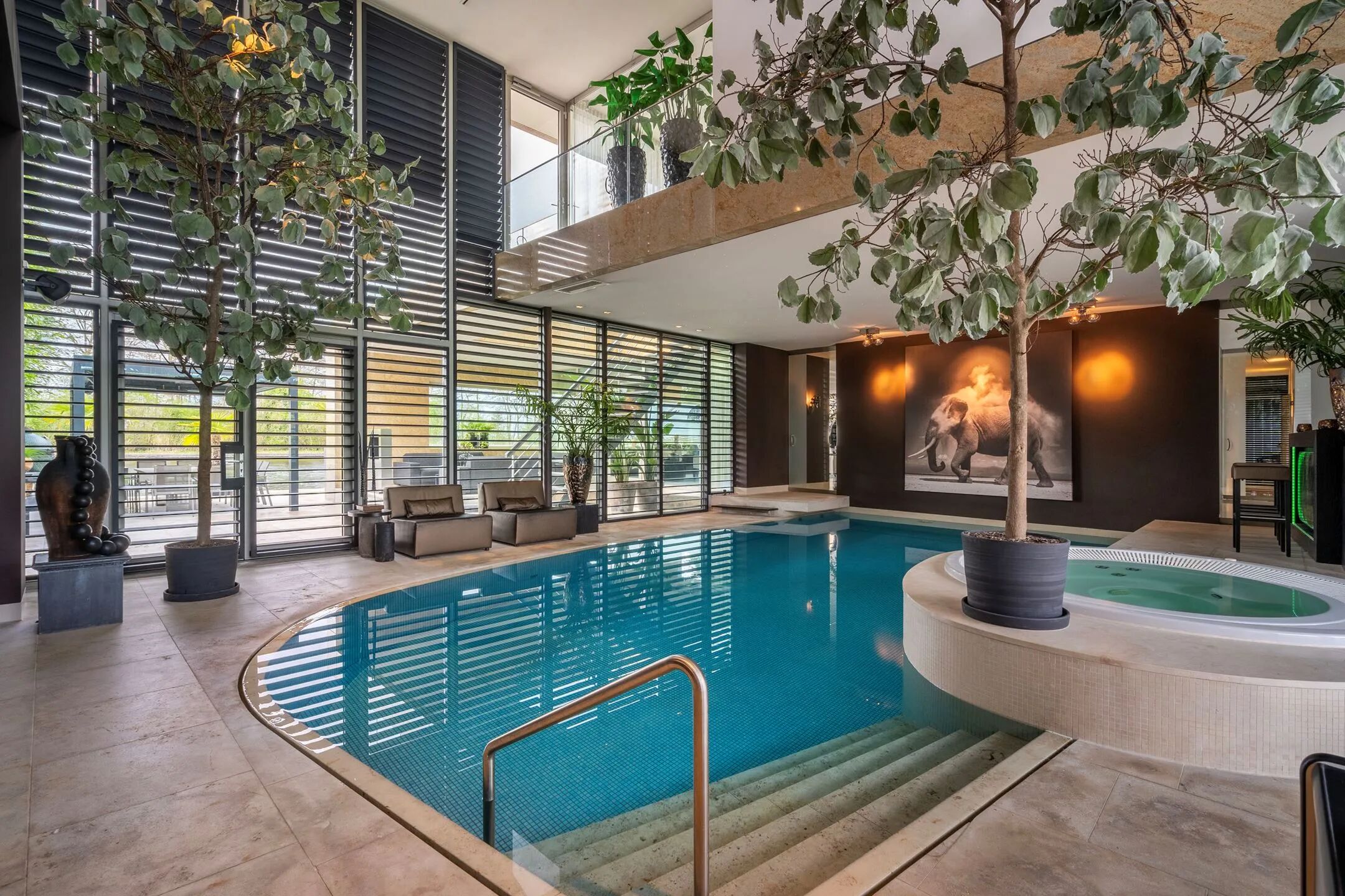 Een jacuzzi met binnenzwembad. 
