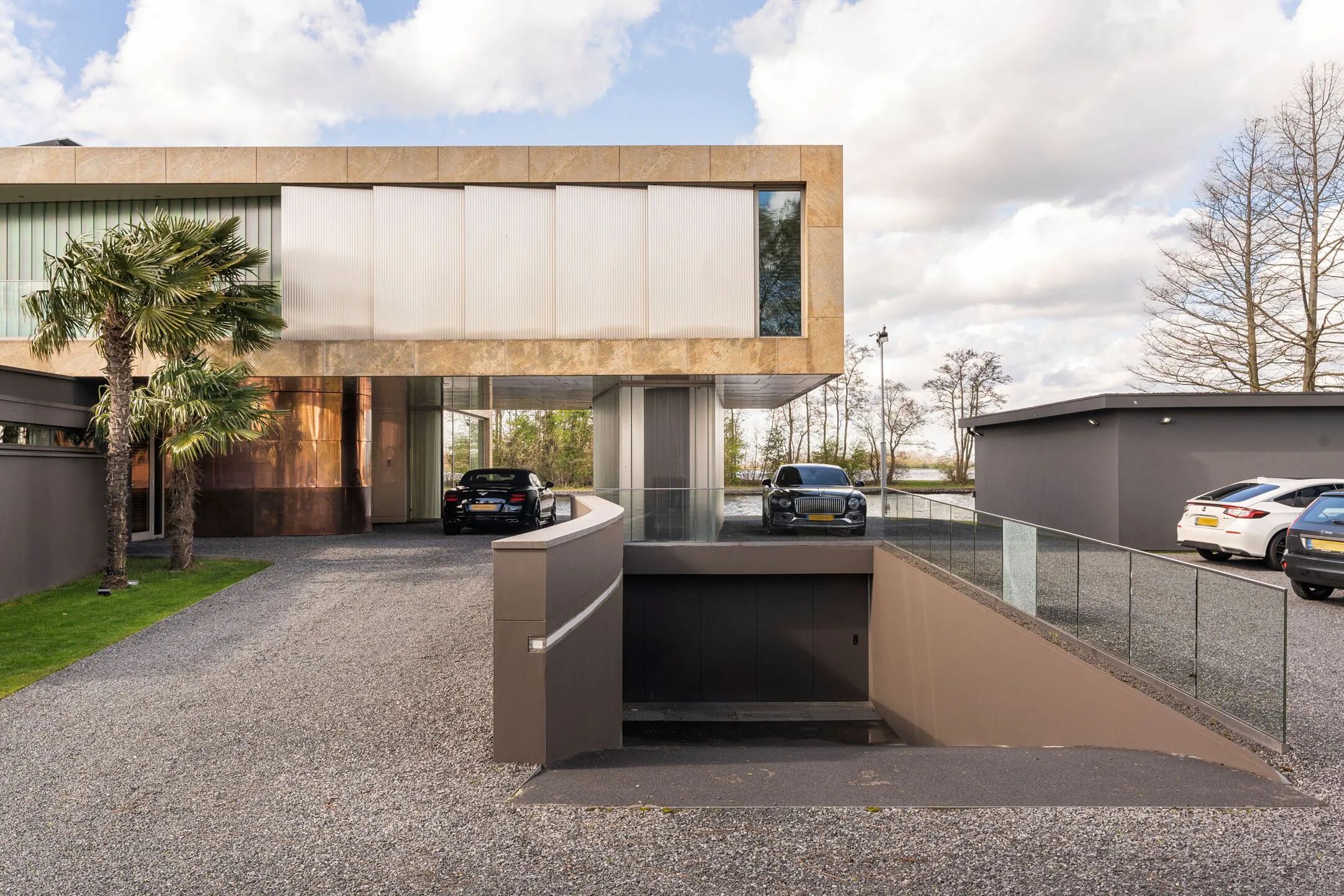 Een villa met parkeerplekken