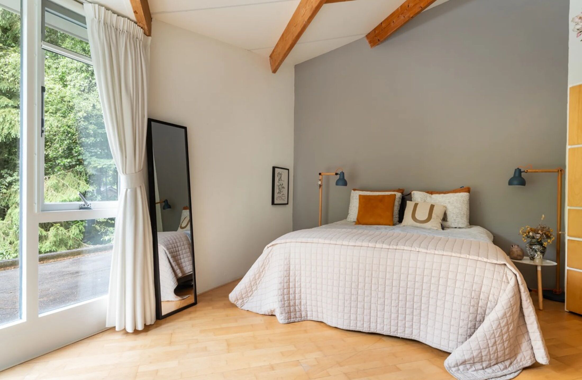 Een van de luxe slaapkamers.