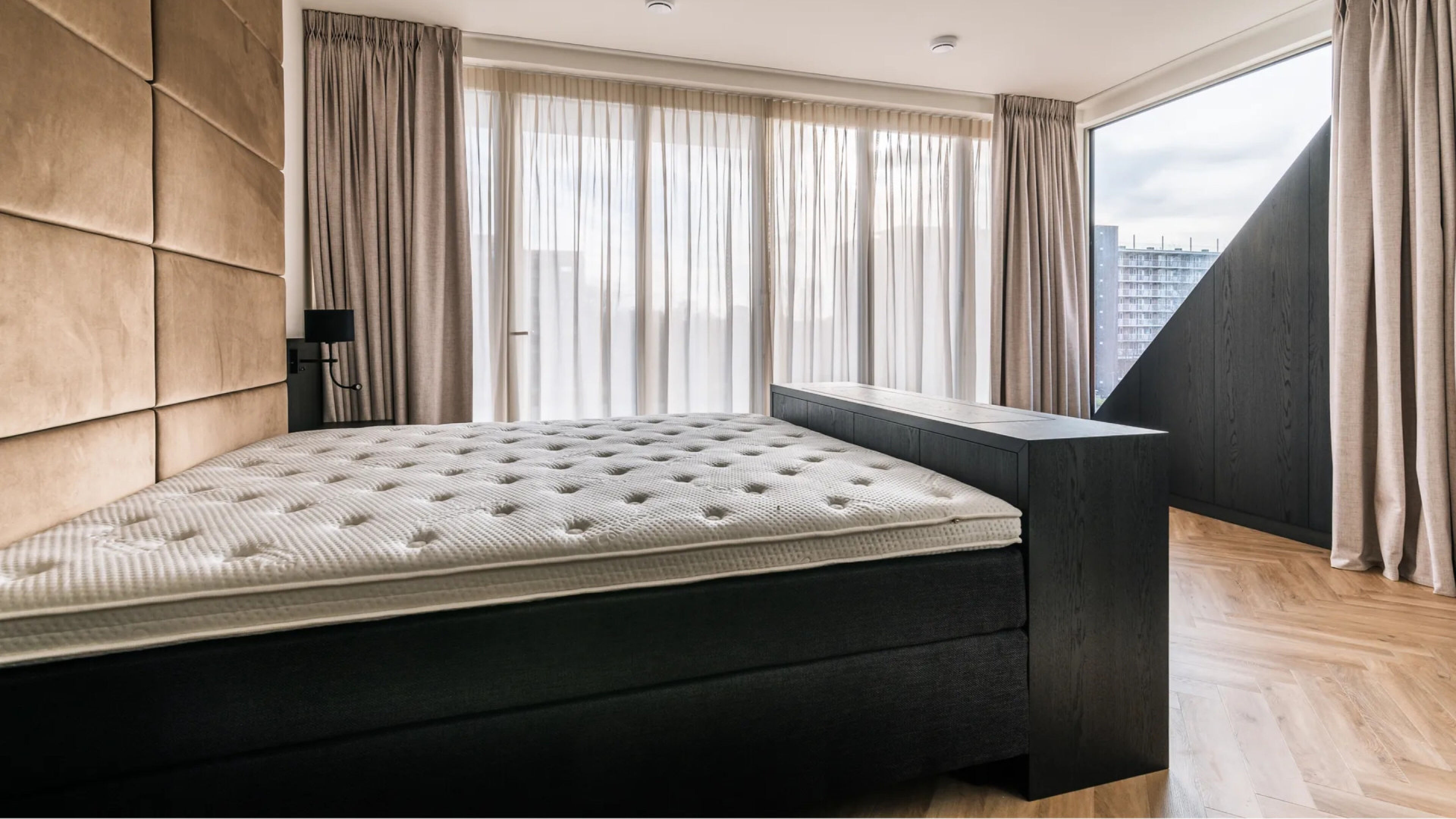 De luxueuze slaapkamer.