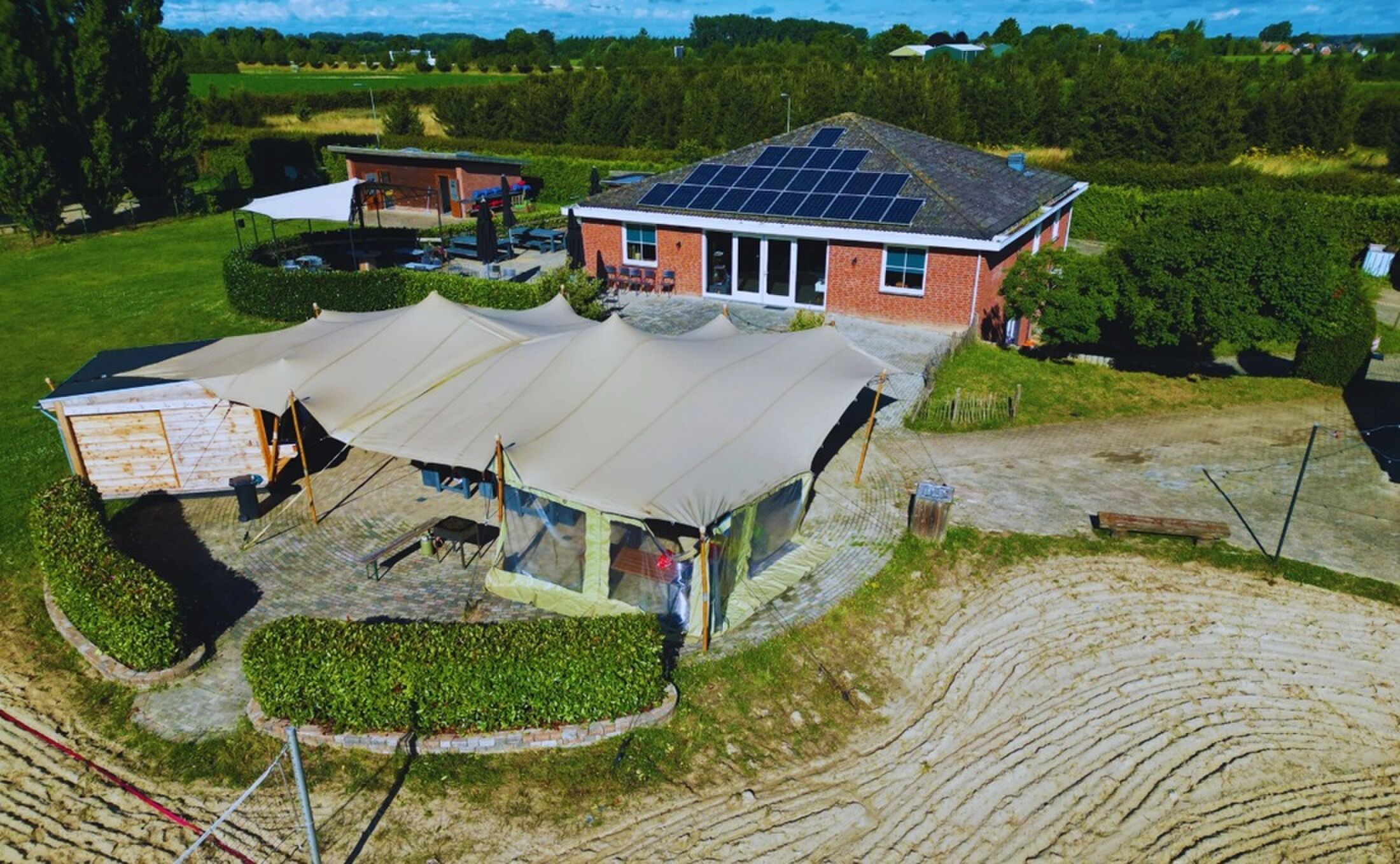 De evenementenlocatie op de camping.