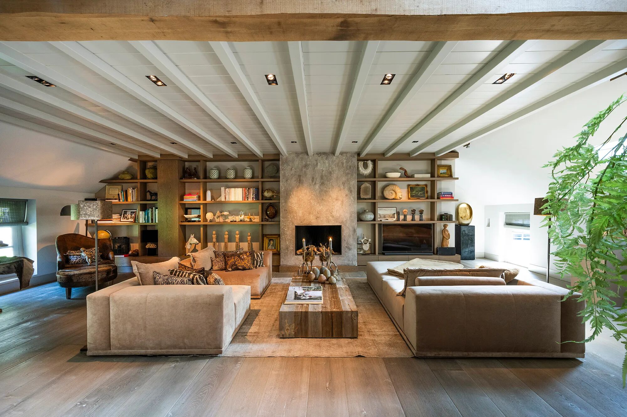 Een huiskamer met open haard. 