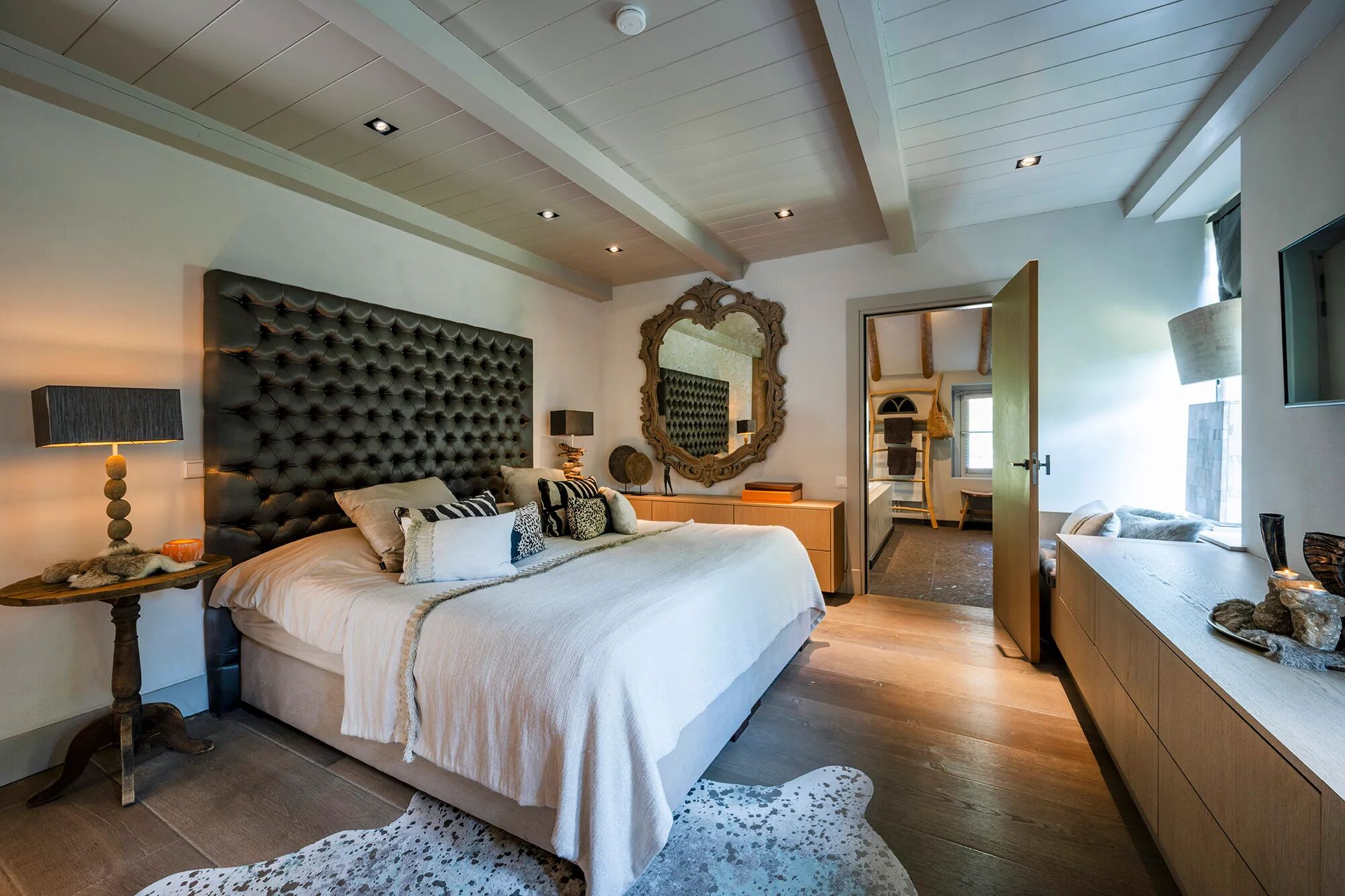 Een slaapkamer met badkamer. 