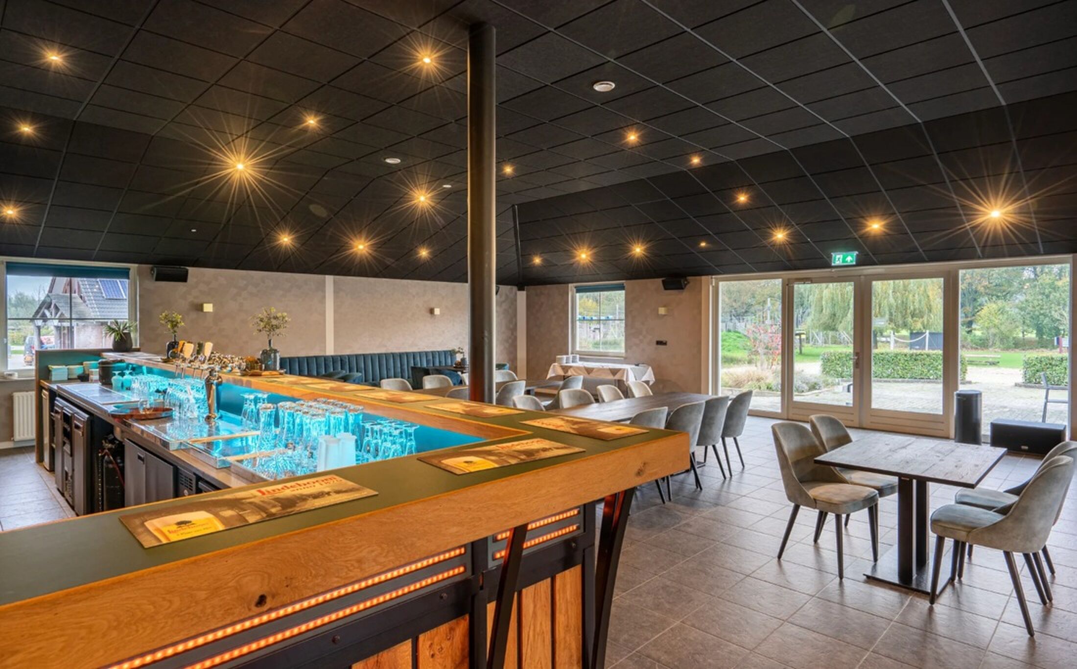 De binnenzijde van de evenementenlocatie.